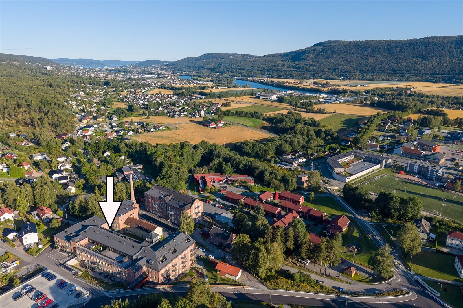 Gangavstand til skole, barnehage, turområder, idrettsanlegg og nærsenter med daglivare, apotek og kafé - Her kan du ha en enkel hverdag uten vedlikehold og slippe en vinter med måking Galleribilde