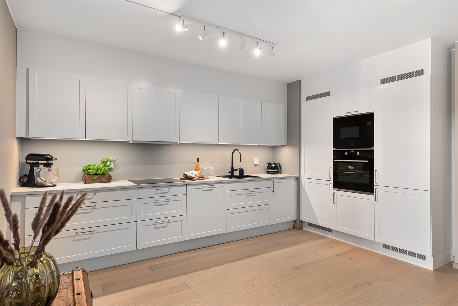 Kjøkkenet har ellers helintegrerte hvitevarer bestående av komfyr, platetopp med komfyrvakt, micro, oppvaskmaskin med waterguard og 2 stk kjøle- og fryseskap Galleribilde