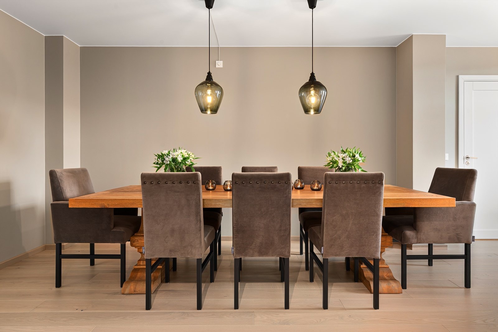 Spisestuen er plassert i god tilknytning til kjøkken. Lamper over spisebord medfølger ikke Galleribilde