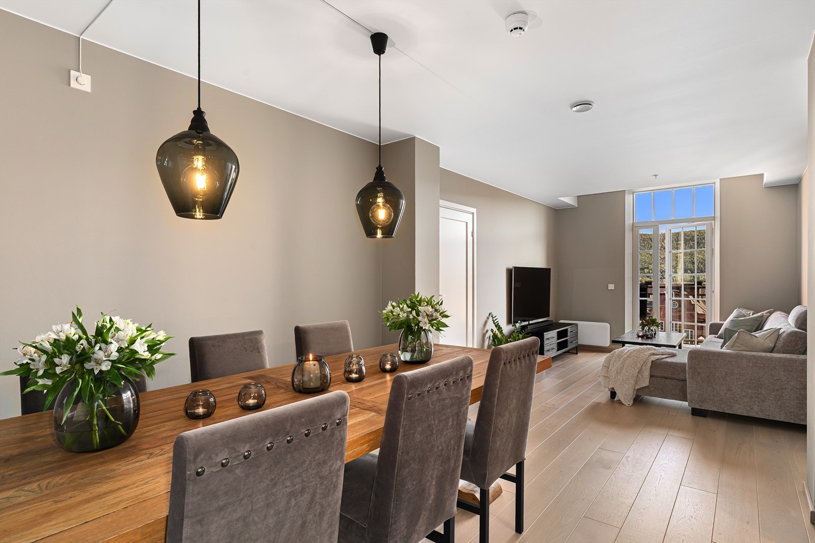 Fin stue- og spisestue med god takhøyde og åpen løsning til kjøkken Galleribilde