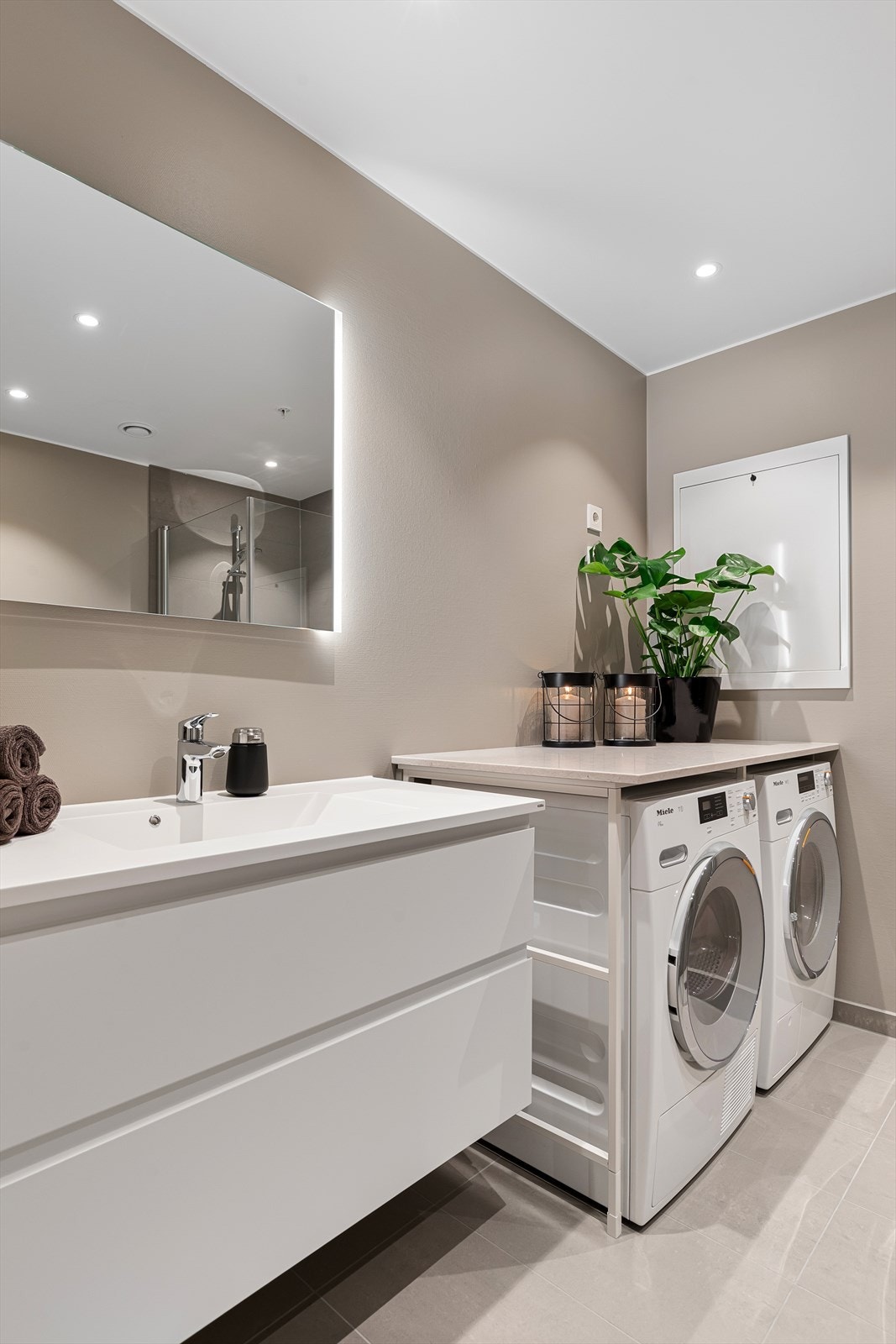 Badet har opplegg for vaskemaskin og tørketrommel. Galleribilde