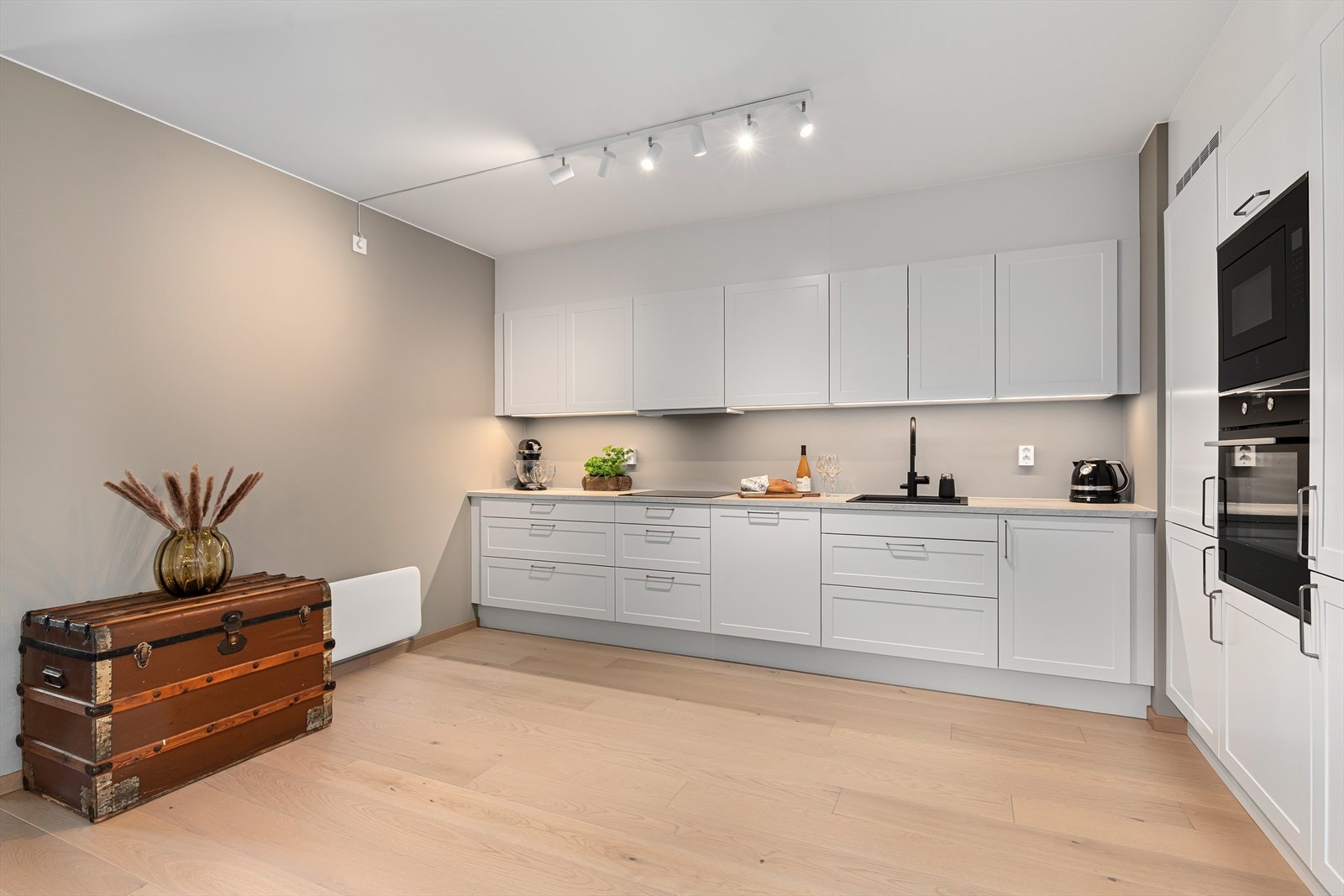 Leiligheten har god standard med 1-stavs parkett gulv og slette vegger malt i lune og moderne fargetoner Galleribilde