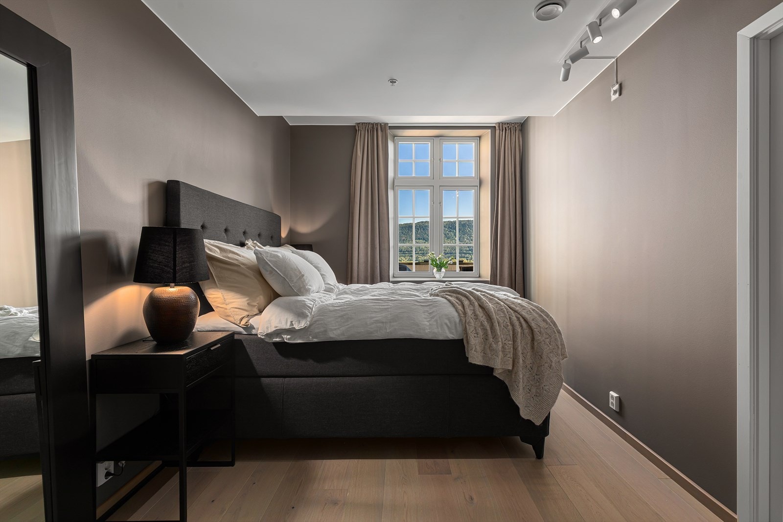 Leiligheten har 2 romslige soverom, hvorav hovedsoverom er det største Galleribilde