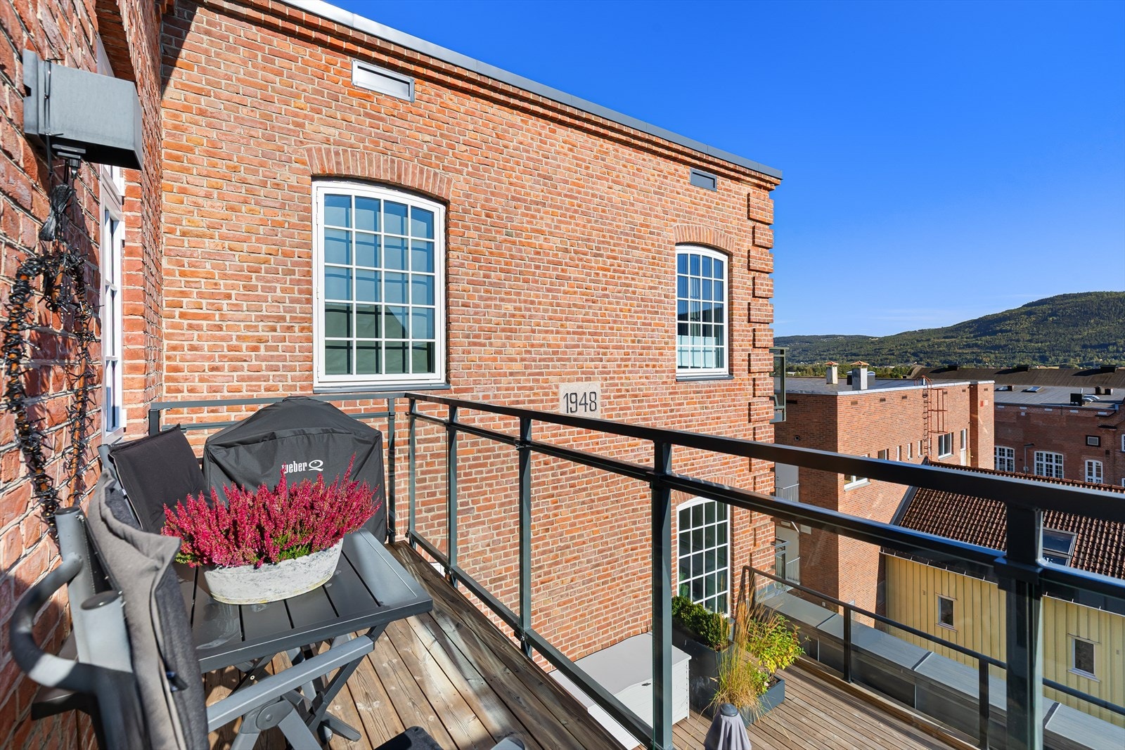 Her har man plass til utemøblement og utegrill Galleribilde