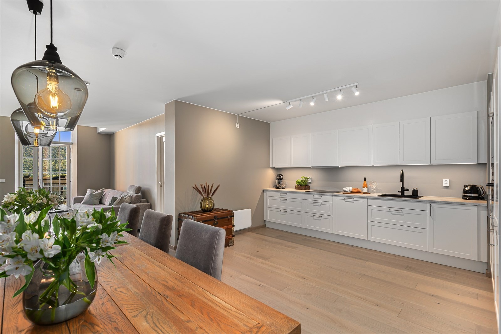 Kjøkkenet er romslig og det er mulighet for å sette inn kjøkkenøy Galleribilde