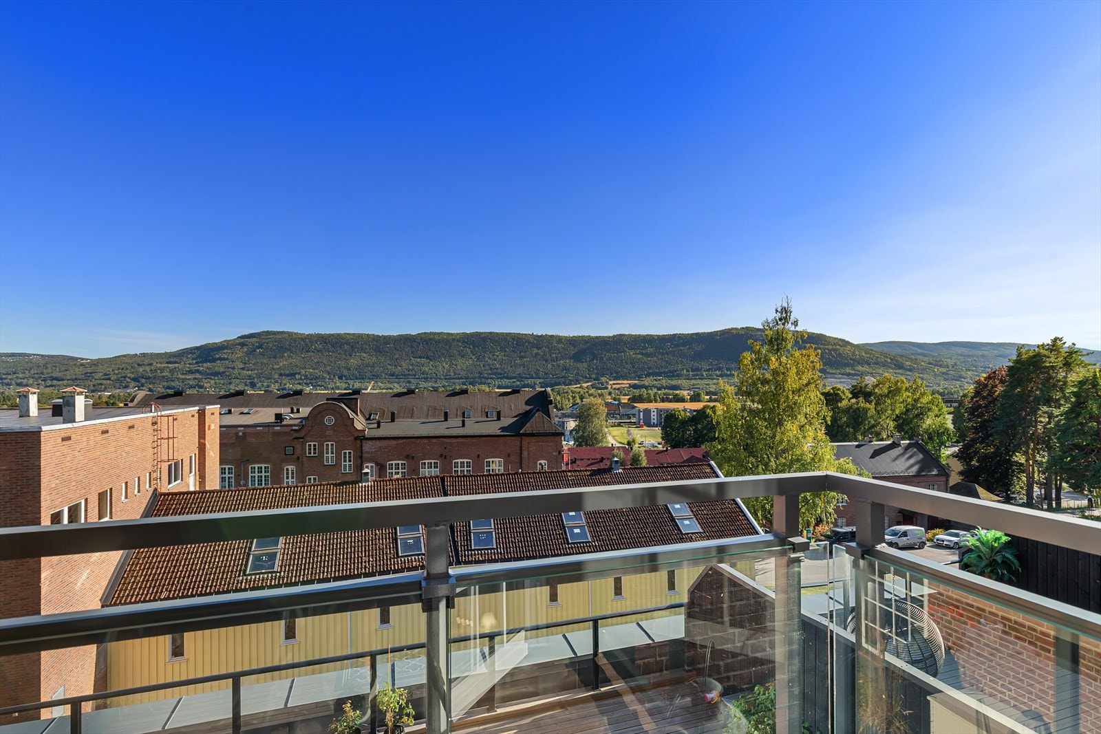 !Balkongen er vestvendt med gode utsiktsforhold i sommerhalvåret Galleribilde