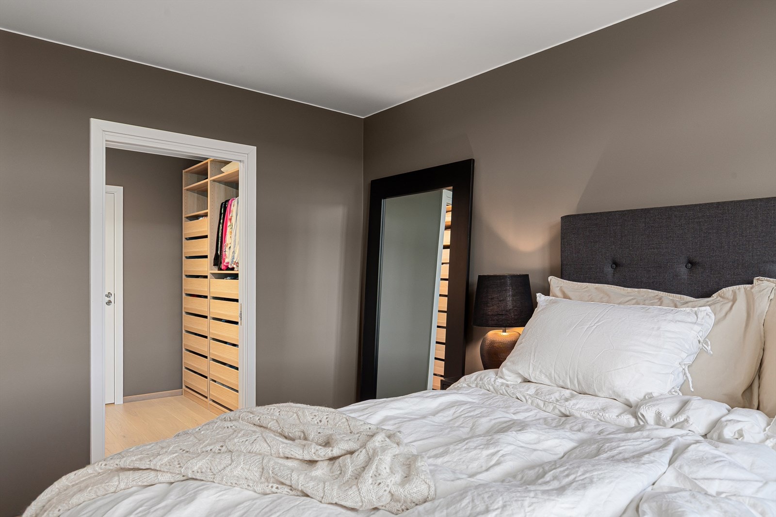 Eget garderoberom og bad i tilknytning til hovedsoverom Galleribilde