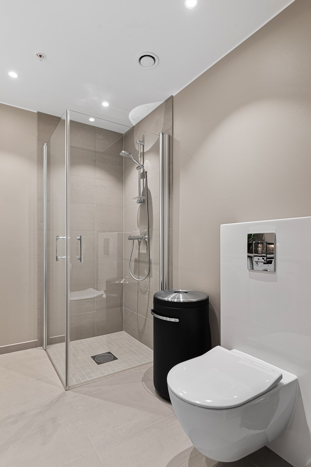 Badet har integrerte downlights Galleribilde