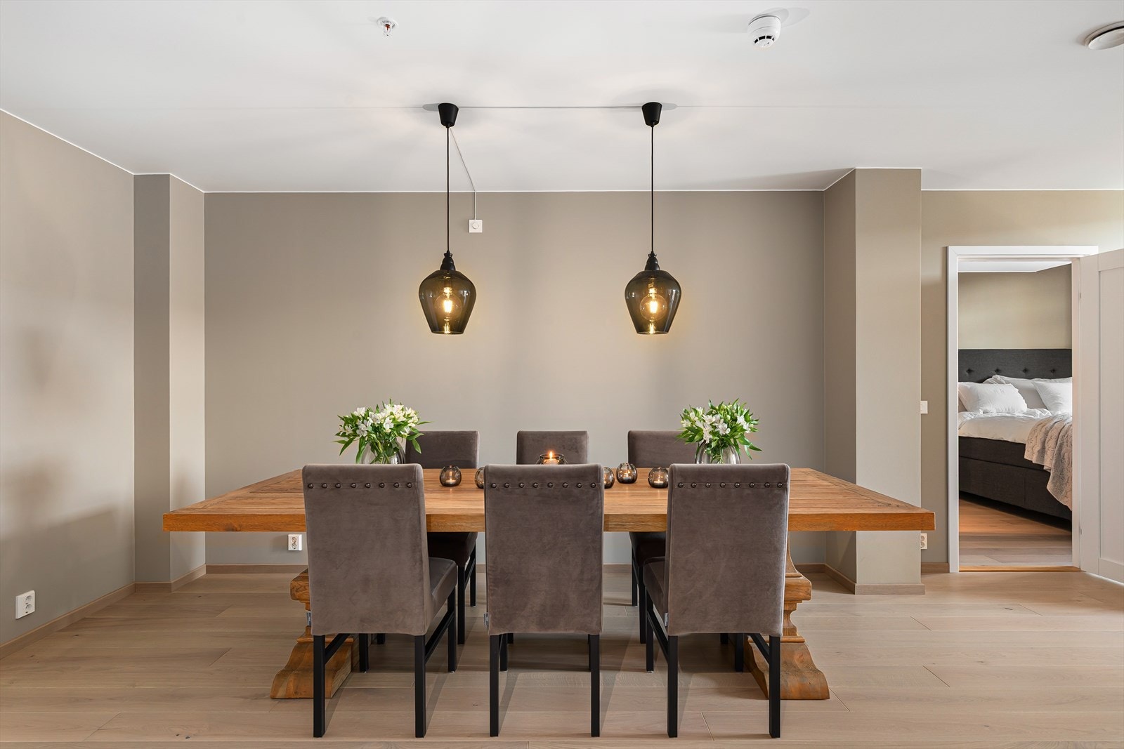 Plass til stor spisestue hvor man kan invitere venner og familie til hyggelig selskap Galleribilde