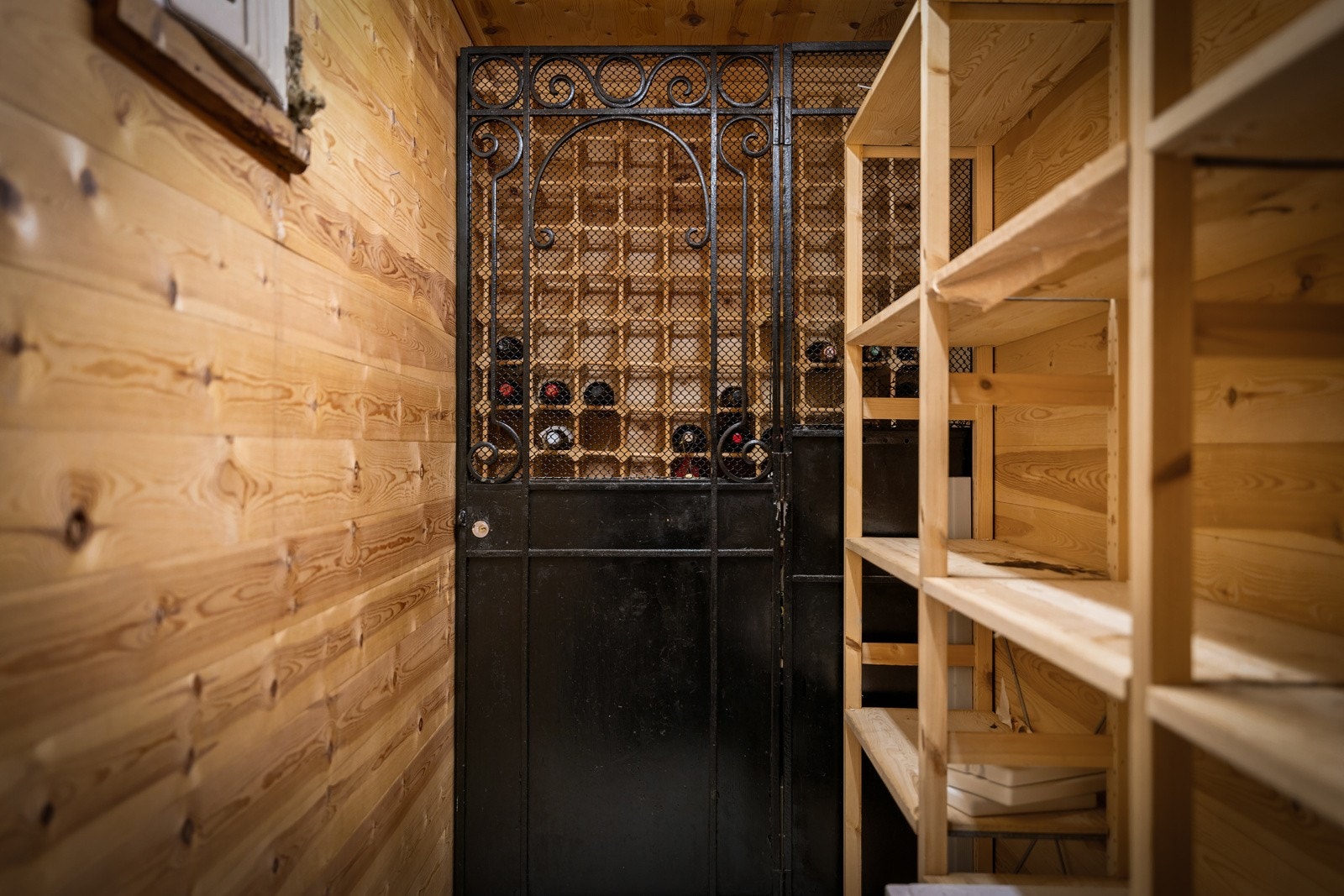 Som seg hør og bør - følger det også med en vinkjeller / kjølerom. Galleribilde