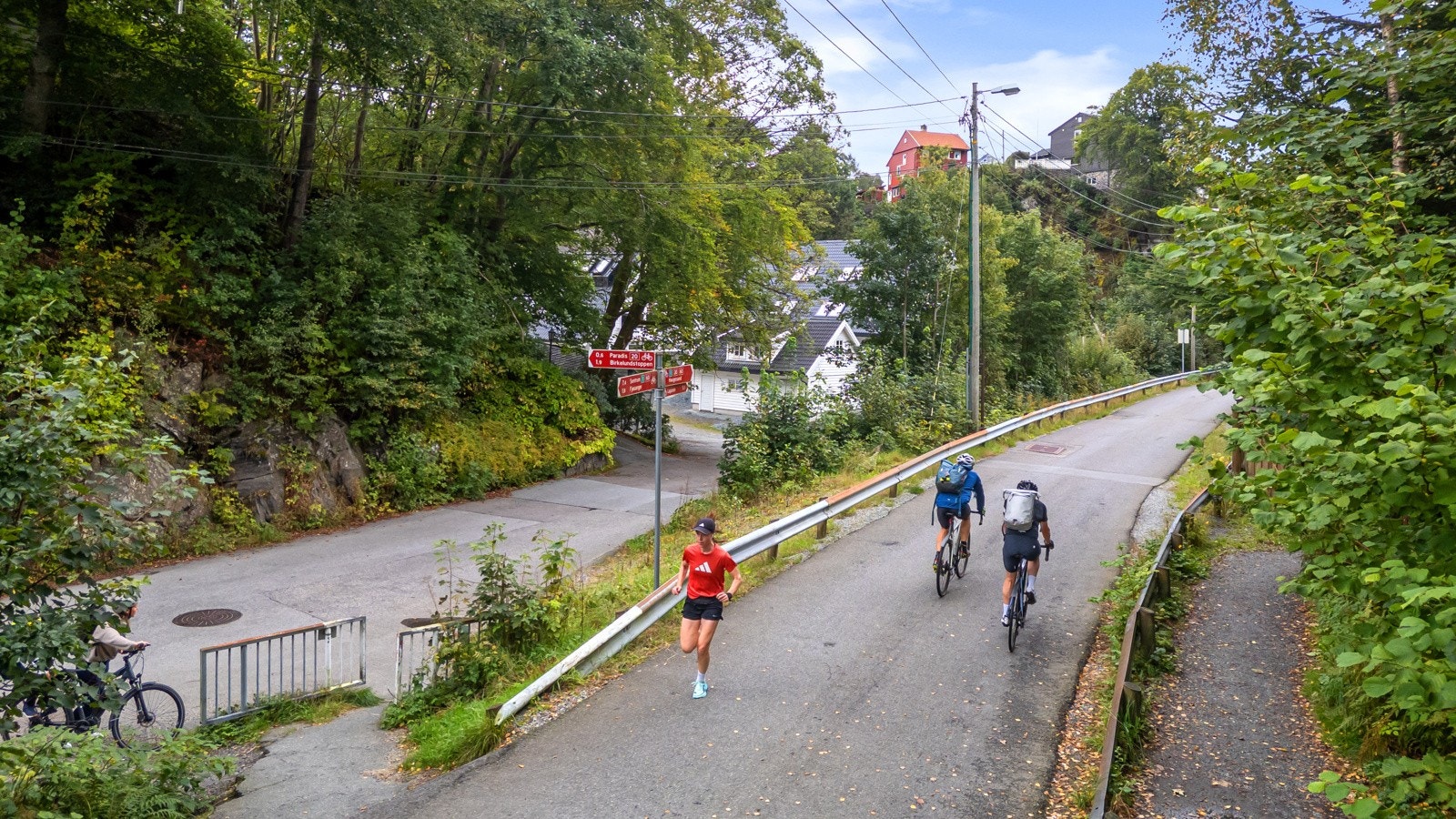 Hva med en rusletur eller joggeøkt langs gamle Osbanetrasséen? Det er også gåavstand til Gamlehaugen, der man kan bade og kose seg i fine omgivelser. Galleribilde