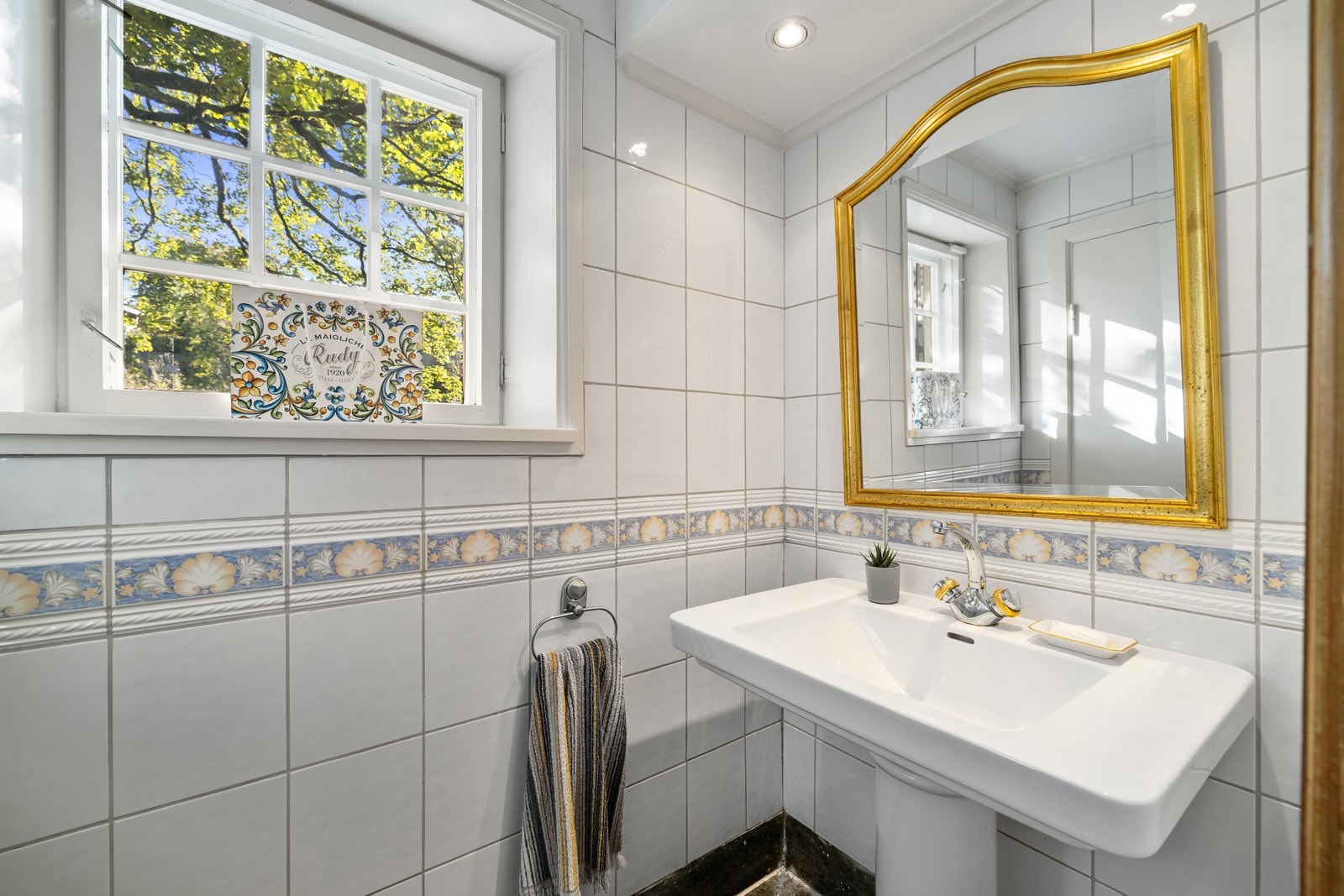 Helfliset toalettrom med sokkelservant i porselen (1. etasje). Galleribilde