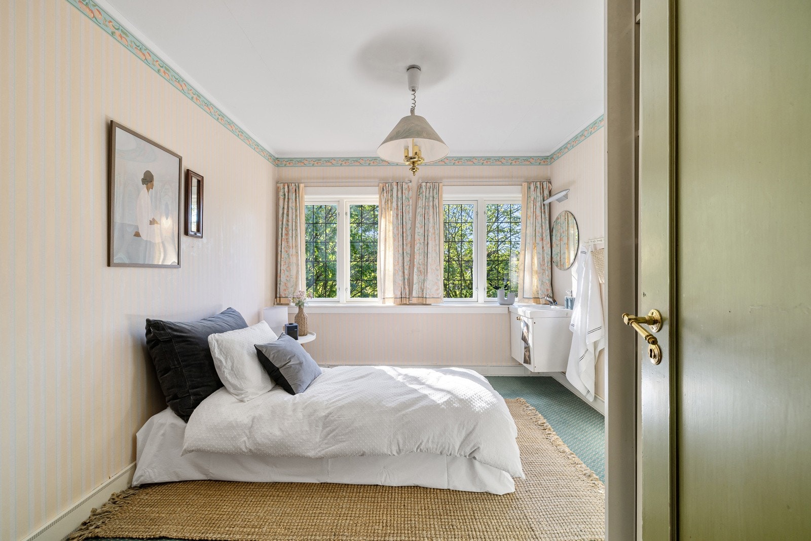 Utsnitt av det tredje soverommet oppe. Rommet har god størrelse og egen servant til tannpuss etc. Galleribilde