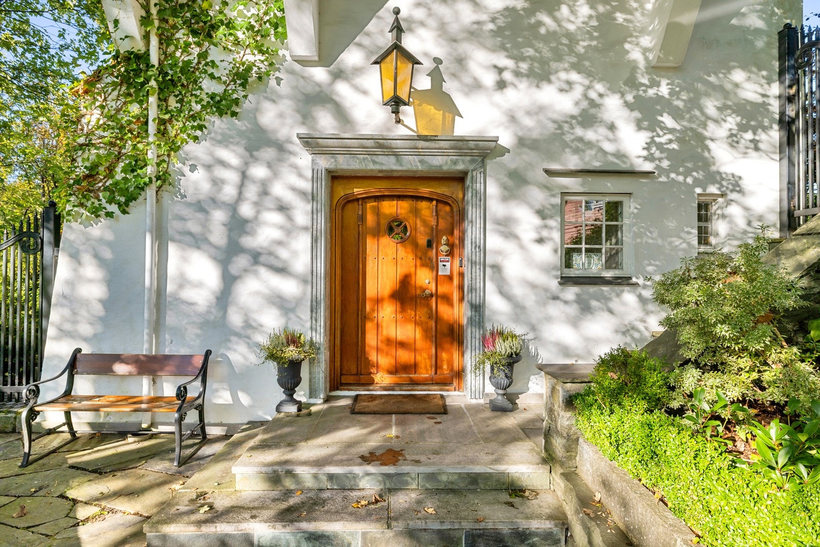 Ruvende og mektig inngangsparti med originale detaljer og klebersteinsramme rundt den flotte inngangsdøren i teak. Galleribilde