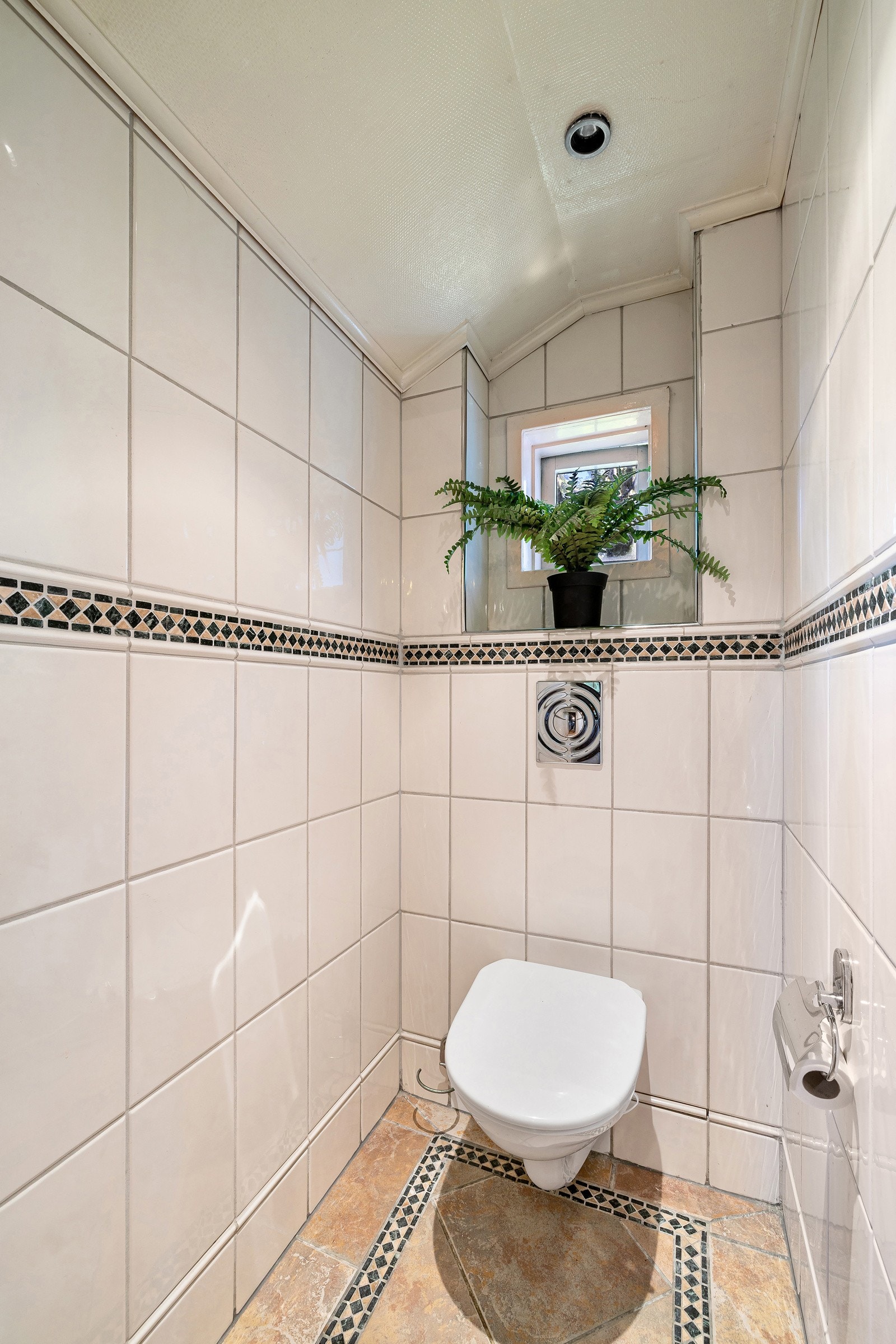 Helfliset og pent toalettrom på øvre plan. Galleribilde