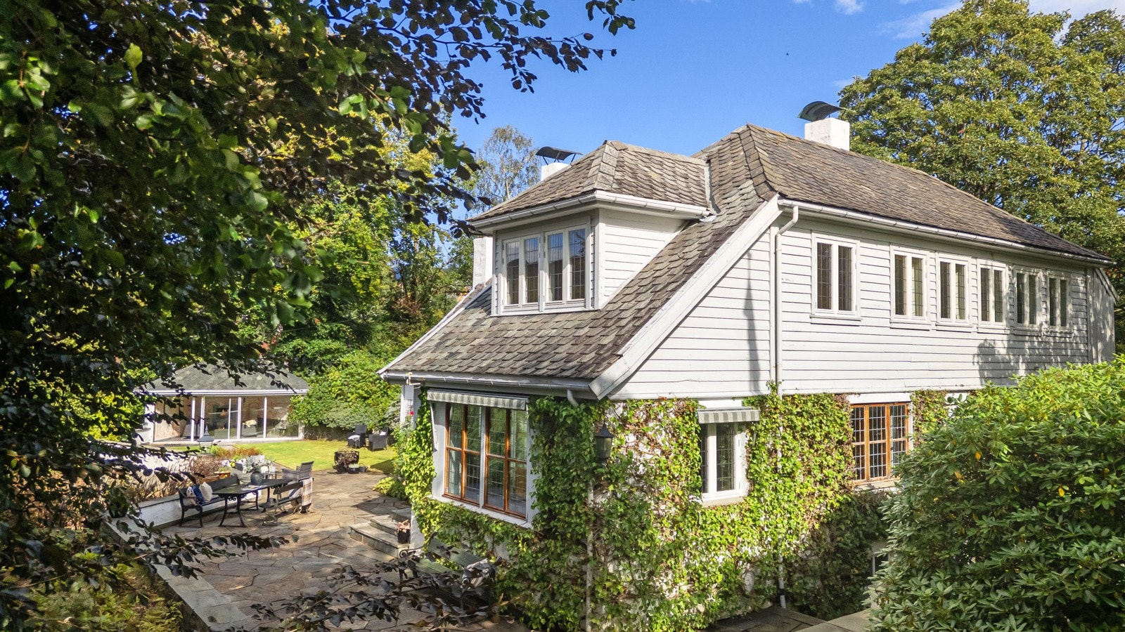 Unik herskapsvilla tegnet av den anerkjente bergensarkitekten Ole D. Landmark. Frodig, usjenert og solrik hage med tilhørende lysthus/sommerstue. Galleribilde