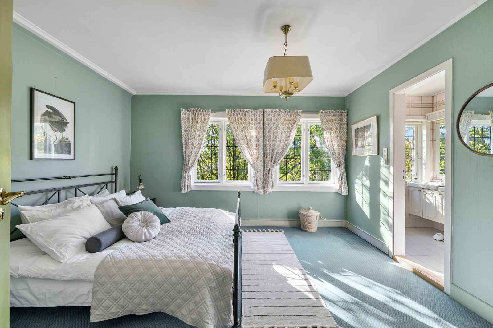 Lyst og trivelig soverom med adkomst til bad. Det er skiftet flere vinduer i 2022. Galleribilde