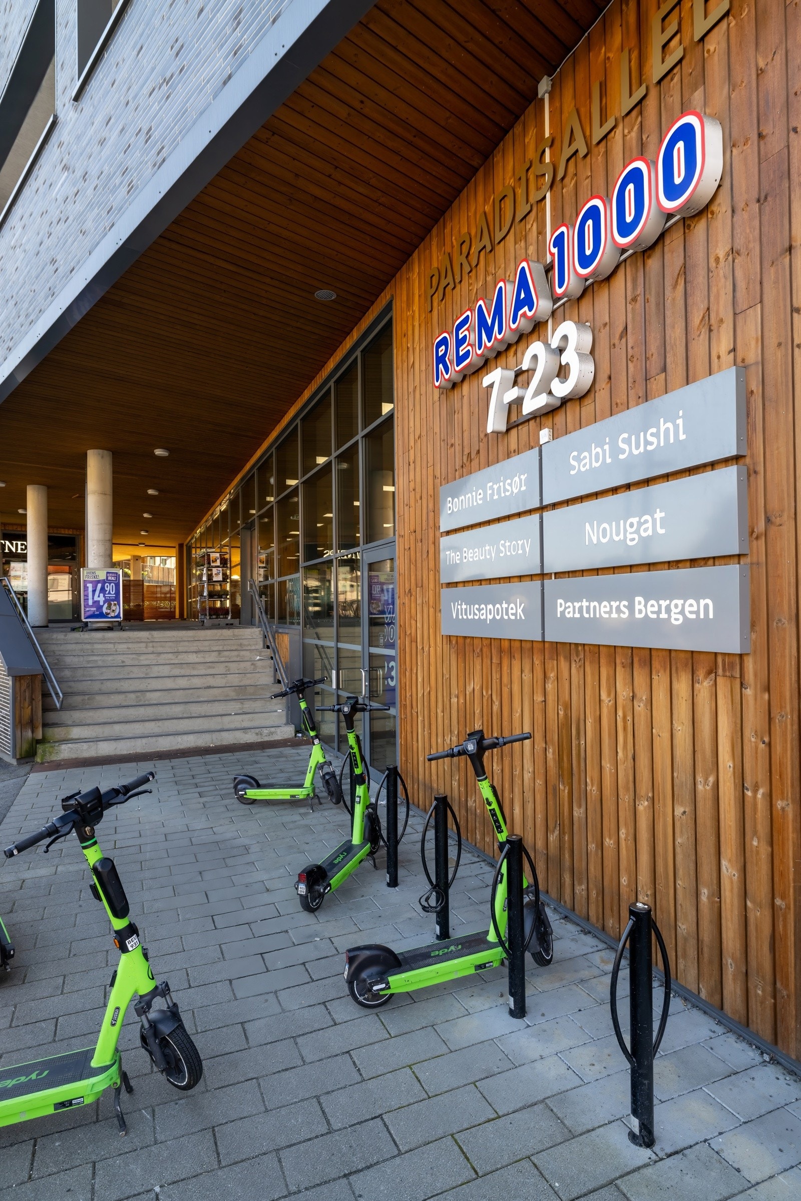 Rema 1000 til daglige vareinnkjøp og Sabi Sushi med flere, befinner seg i kort avstand fra eiendommen (Paradiskrysset). Galleribilde