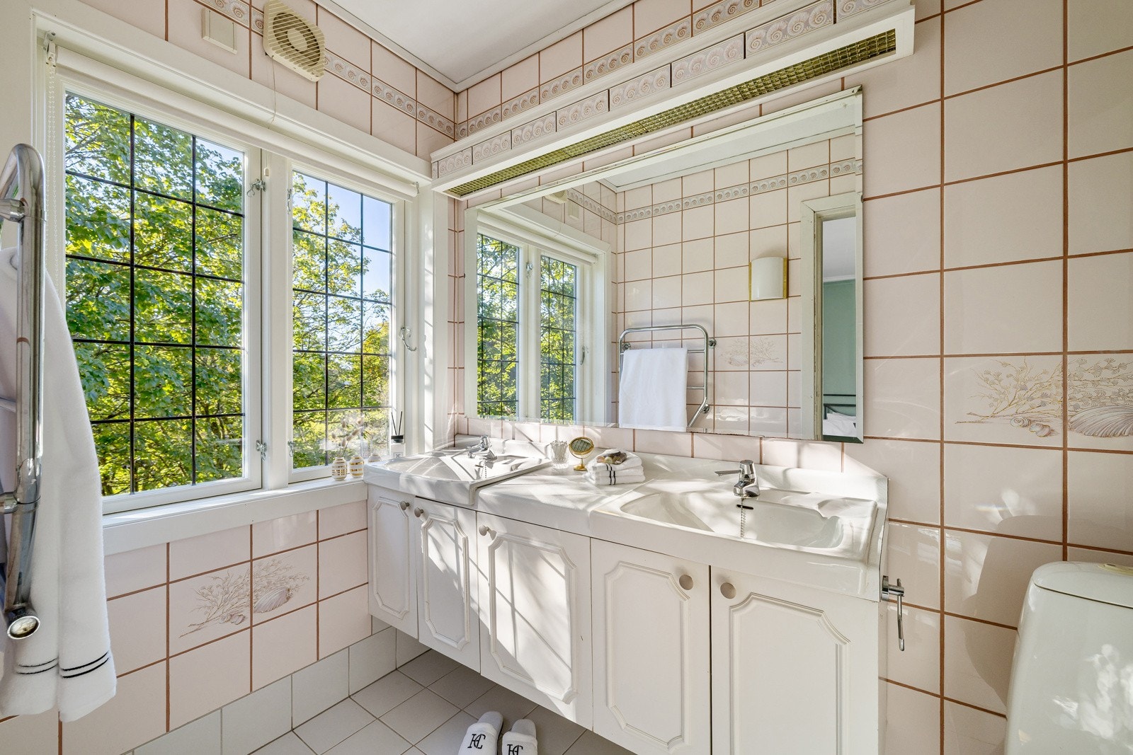 Eldre, helfliset baderom tilknyttet soveromsfløyen på øvre plan. Galleribilde