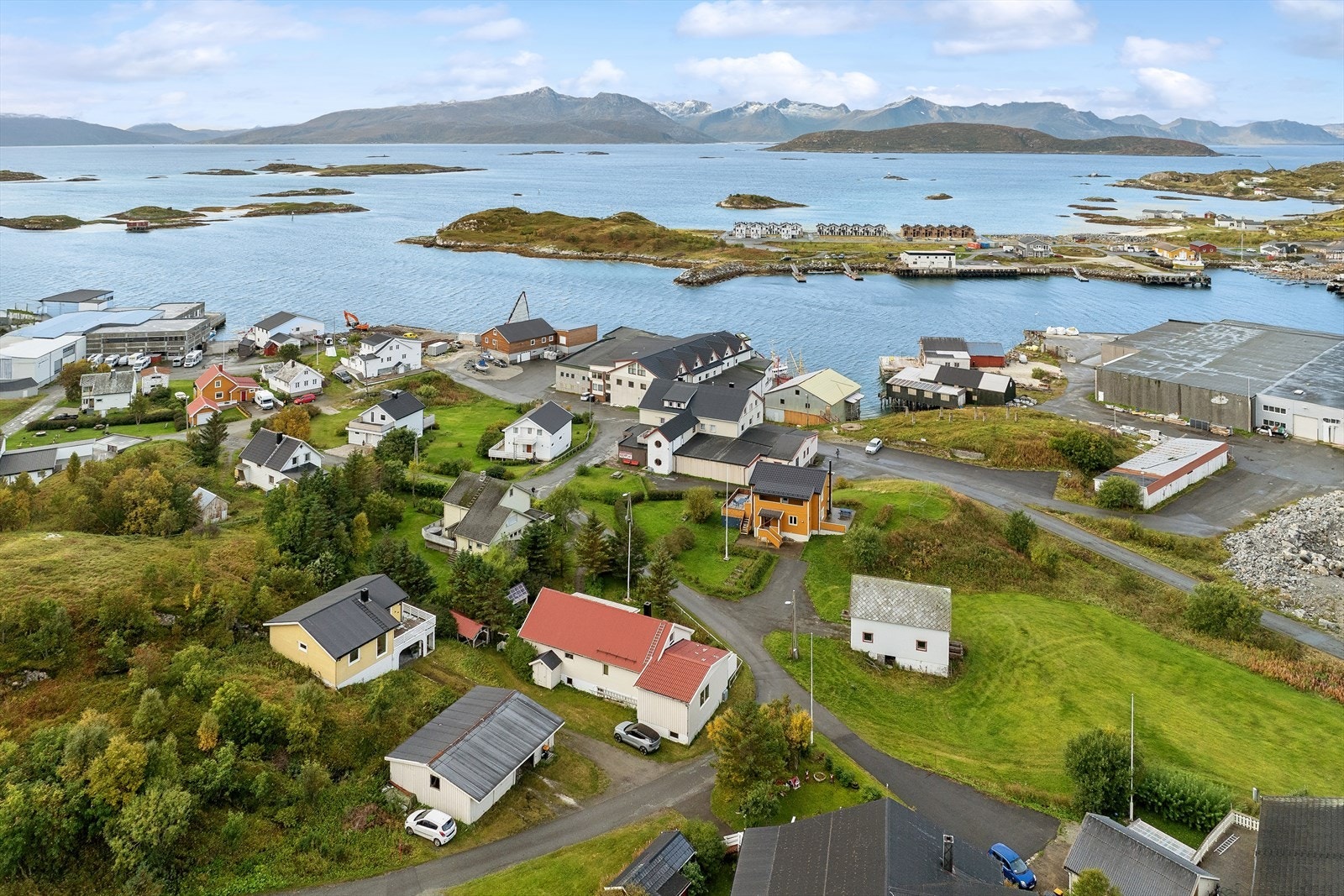 Her har du alt du trenger innen kort gangavstand. Matkroken Sommarøy ligger bare ett minutt unna, perfekt for daglige innkjøp. Ønsker du å nyte et godt måltid ute, finner du den populære Havfrua Kro kun tre minutters gange fra eiendommen. Galleribilde