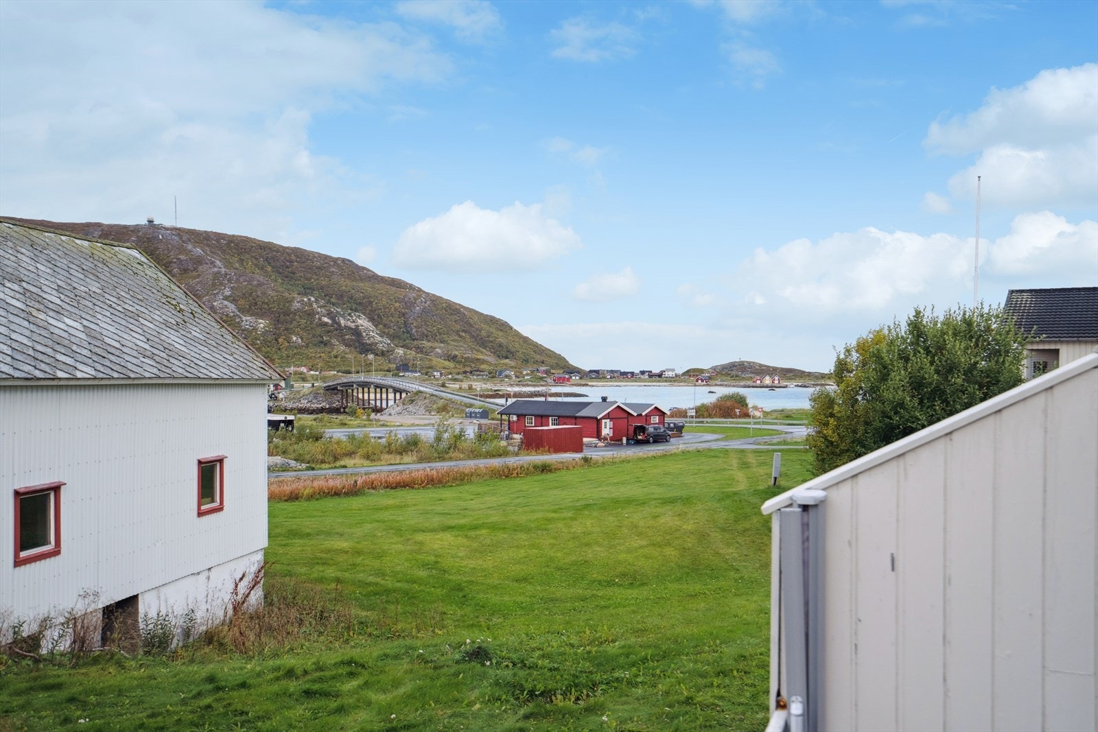 Fra eiendommen har du utsikt mot det vakre kystlandskapet og mot broen som binder Hillesøya og Sommarøy sammen. Her møtes hav, fjell og himmel i et naturskjønt panorama - en sjelden kombinasjon av dramatisk natur og rolig atmosfære. Galleribilde