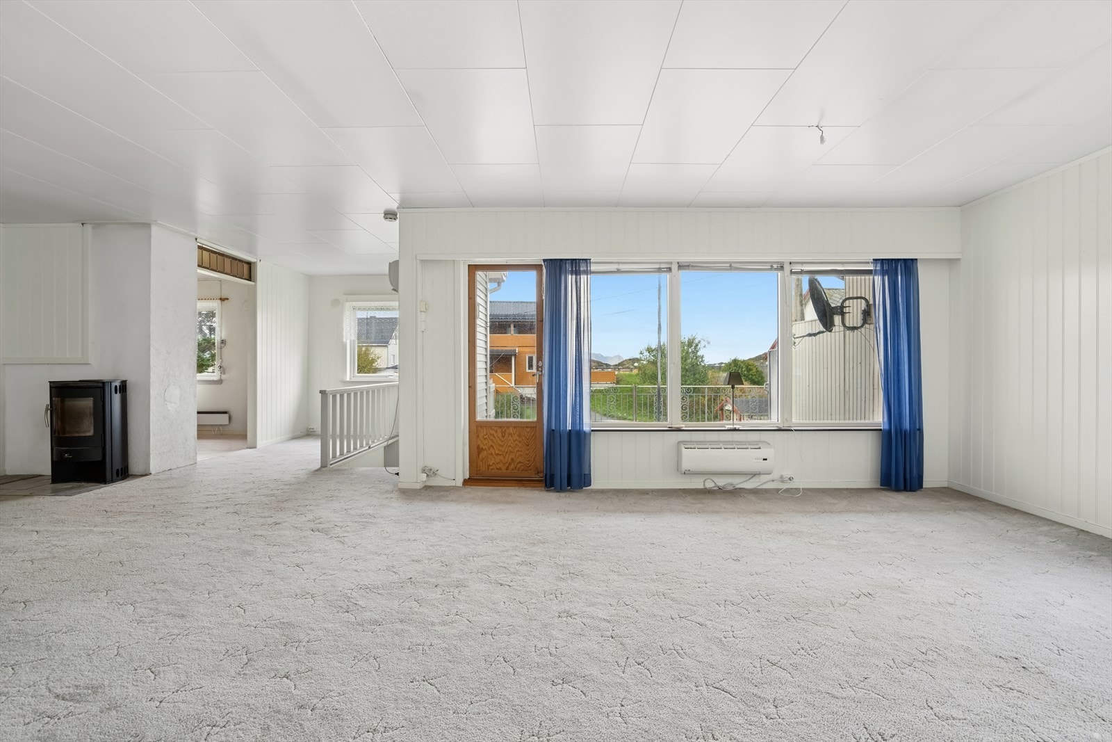 En vedovn skaper lun stemning og ekstra hygge på kalde dager, mens varmepumpen sørger for effektiv oppvarming og behagelig inneklima året rundt. Galleribilde