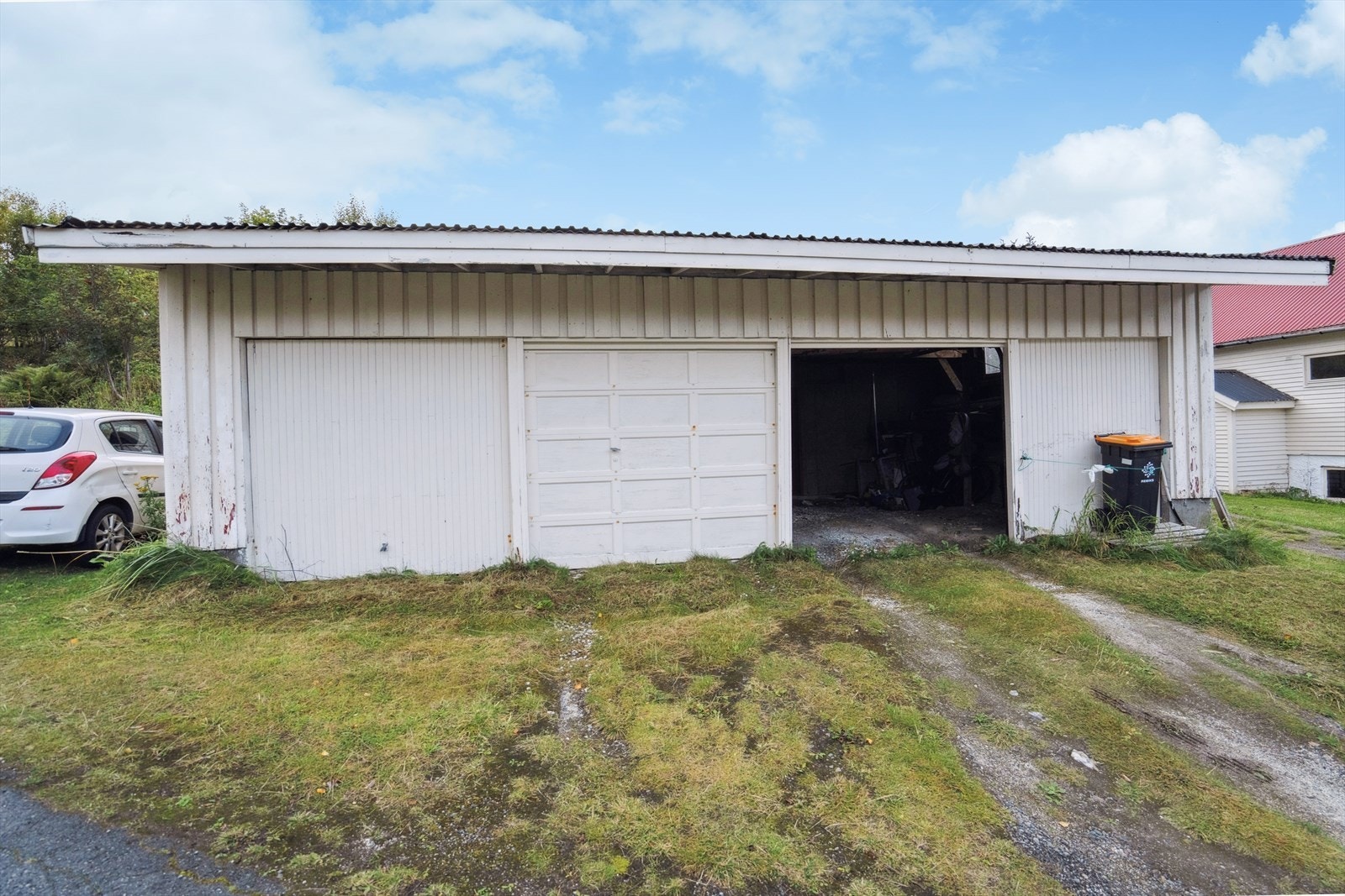 På eiendommen står også et eldre garasjebygg med fire garasjer. Bygget bærer preg av manglende vedlikehold, men kan - med riktig innsats - utvikles til praktisk lagringsplass eller verksted. Galleribilde