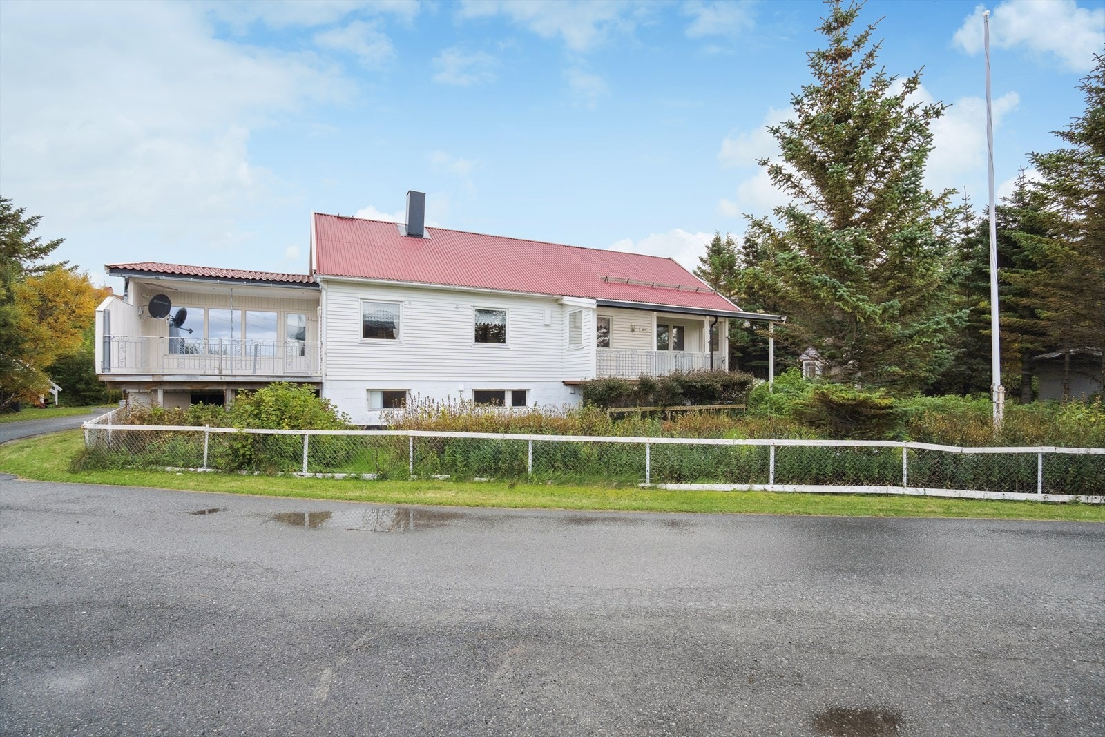 En innholdsrik og familievennlig enebolig over tre plan med 4 soverom og med behov for oppussing og oppgradering. Galleribilde