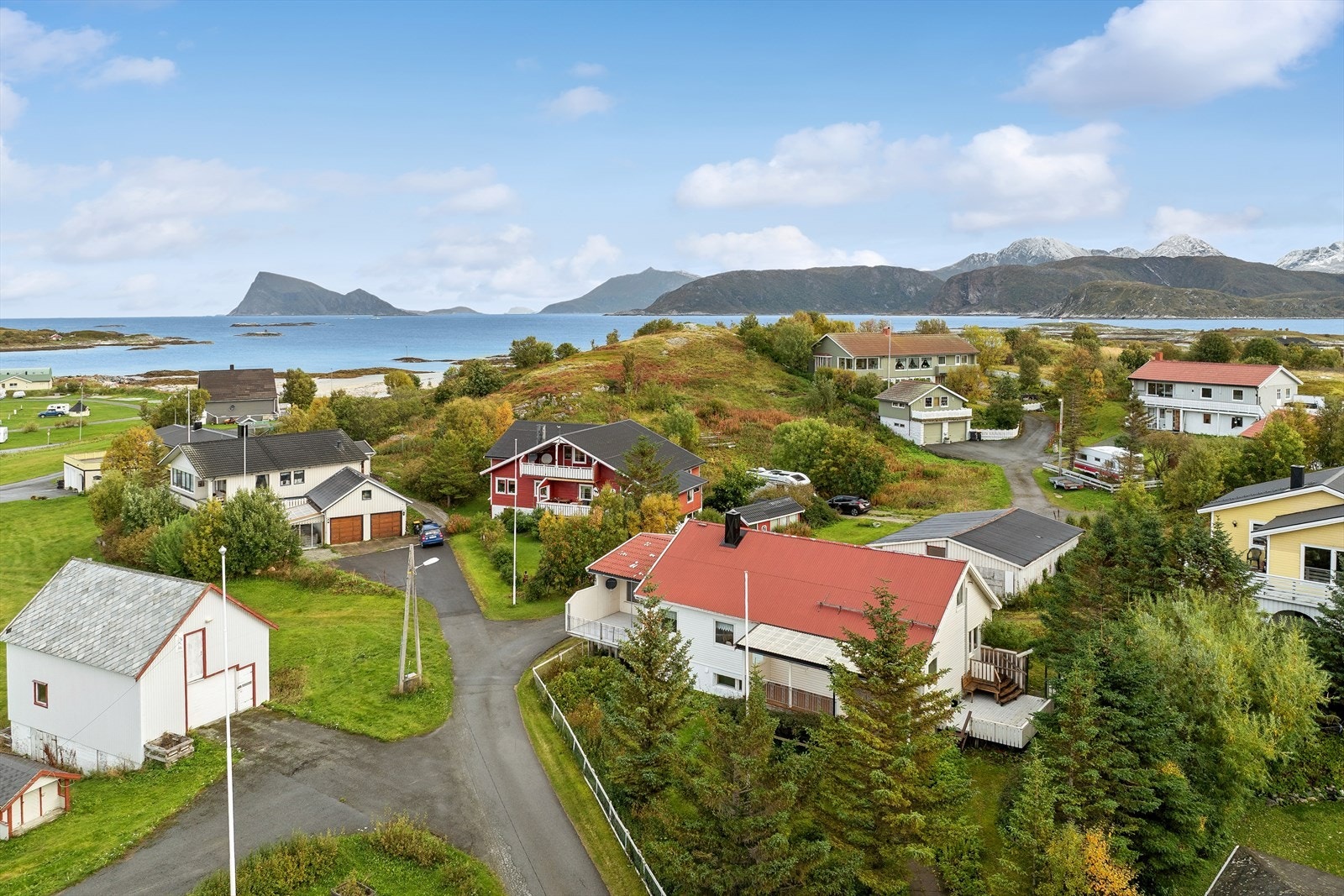 Beliggenheten er intet mindre enn magisk - med utsikt mot sjø og de majestetiske fjellene som omkranser området. Her får du sol fra morgen til kveld og en ro som må oppleves. Galleribilde