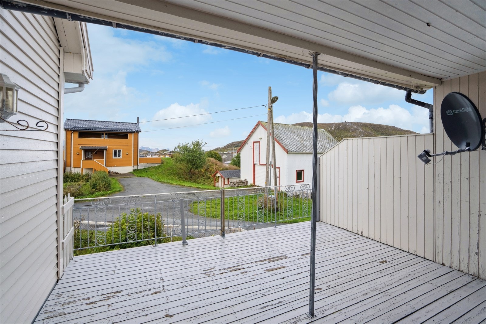 Fra stuen er det direkte utgang til en overbygget terrasse som skjermer godt mot vær og vind - et ideelt sted å nyte morgenkaffen eller lange sommerkvelder, uansett værforhold. Galleribilde