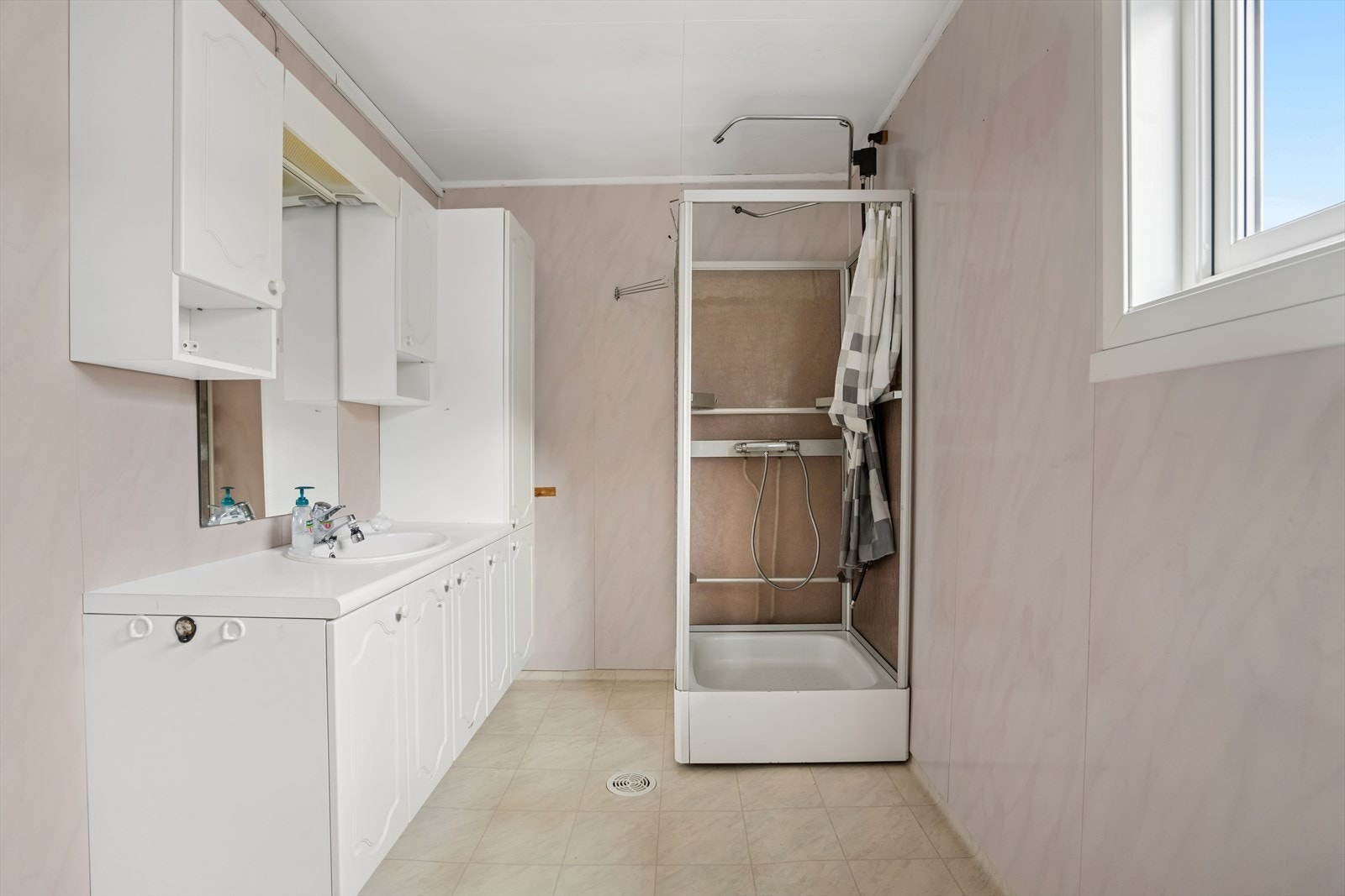 Badet i 1. etasje er oppført før 1997 og det foreligger ikke dokumentasjon på arbeider. Rommet har eldre løsninger og materialer, og det må påregnes behov for oppgradering for å møte dagens våtromskrav. Det er gitt TG3. Galleribilde