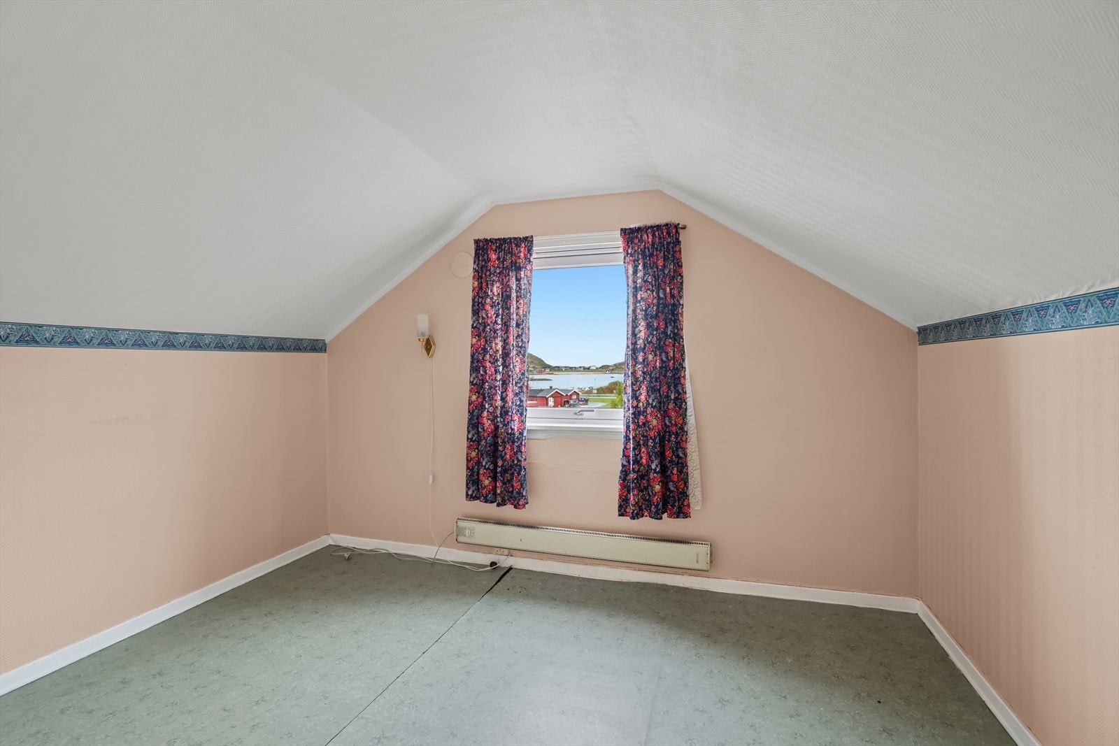 Loftet rommer to soverom av god størrelse, begge med vinduer som slipper inn rikelig med lys og rammer inn den vakre naturen utenfor. Galleribilde