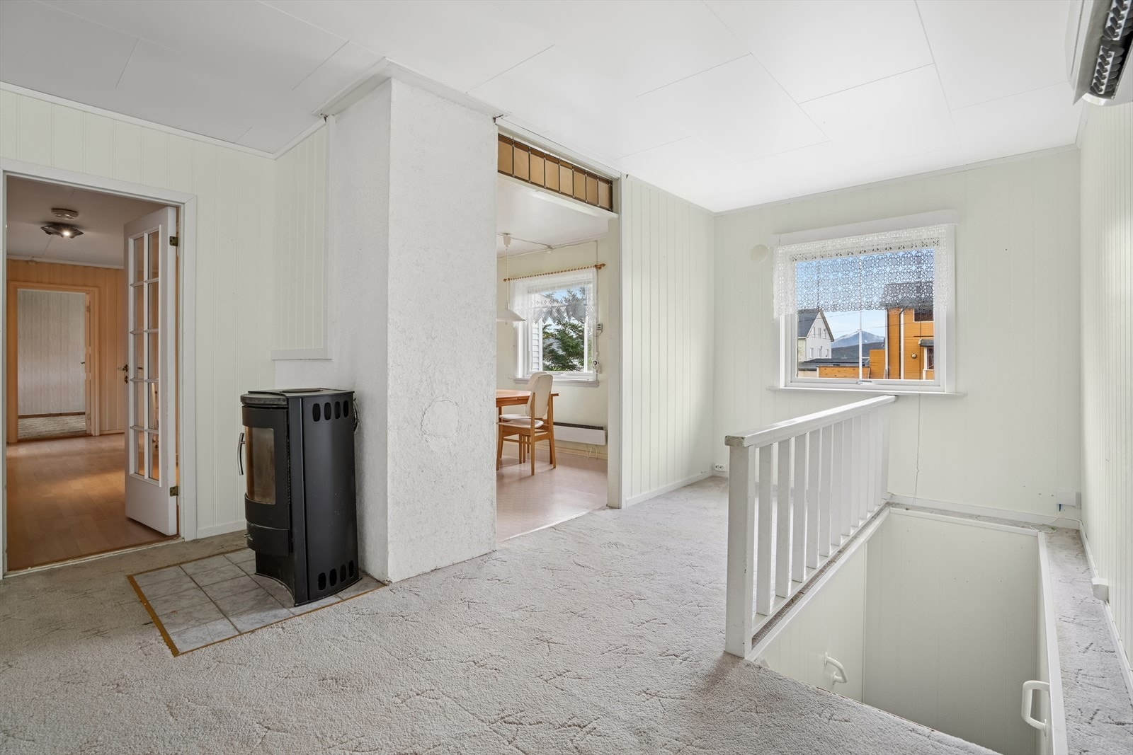 Fra stuen er det adkomst til et tilbaketrukket kjøkken med god kontakt til oppholdsrommet. I tillegg er det nedgang til kjelleretasjen, som gir enkel tilgang til ekstra bodplass eller andre funksjoner. Galleribilde