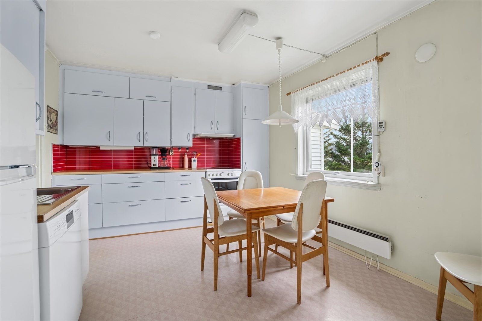 Kjøkkenet har god plass til både matlaging og sosiale måltider. Det er noe slitasje på overflater og innredning, noe som gir nye eiere mulighet til å oppgradere og sette sitt eget preg på rommet. Galleribilde