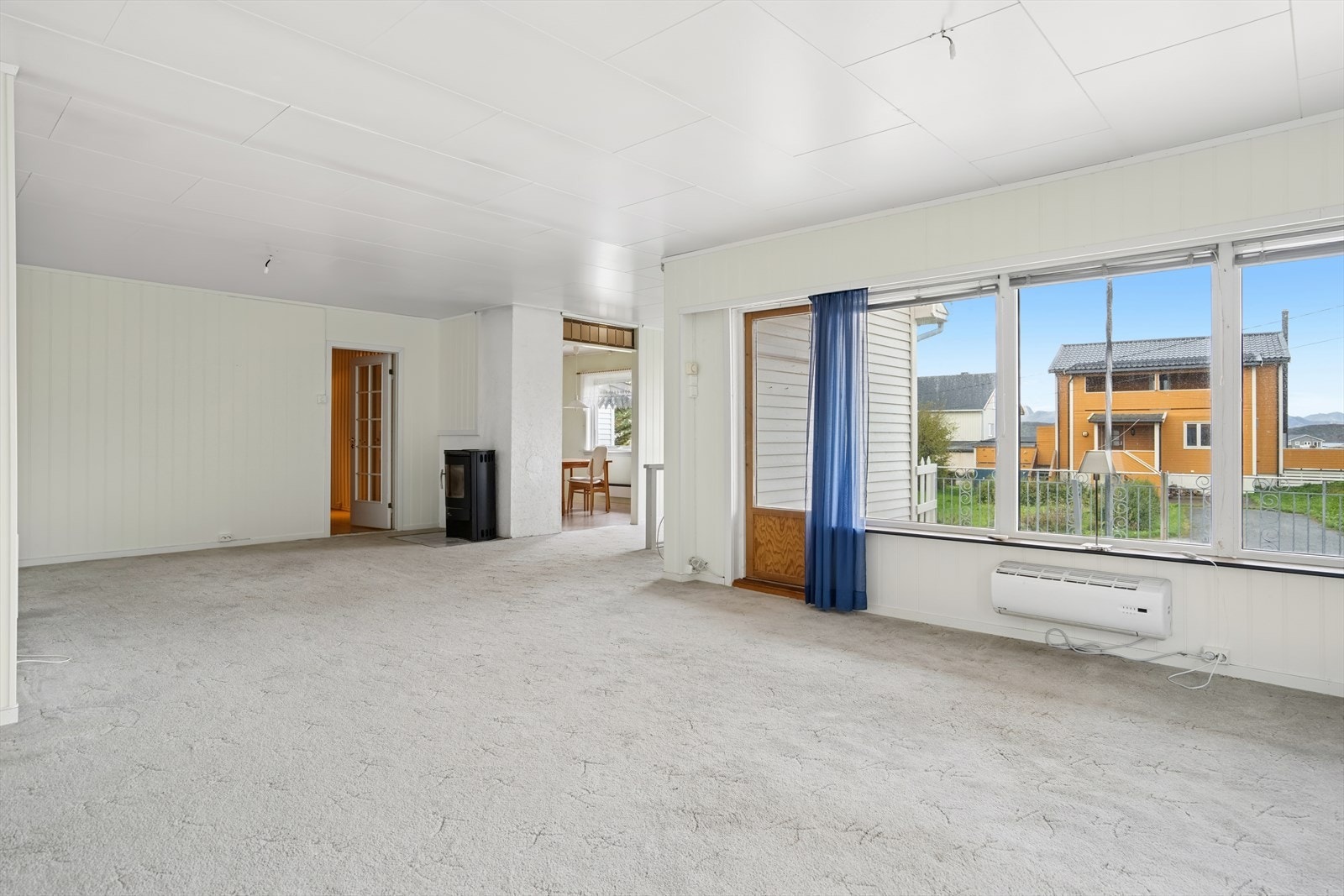 Stuen er av god størrelse og gir rikelig med plass til både sofagruppe, spisebord og flere møbleringssoner - perfekt for både hverdag og sosiale sammenkomster. Galleribilde