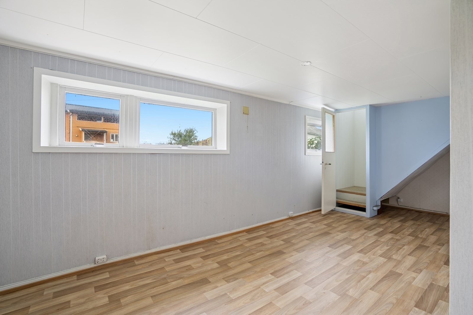 Det er trapp ned fra stue ved kjøkken til kjelleren, som inneholder en kjellerstue som ikke er byggesøkt og godkjent for varig opphold. Galleribilde