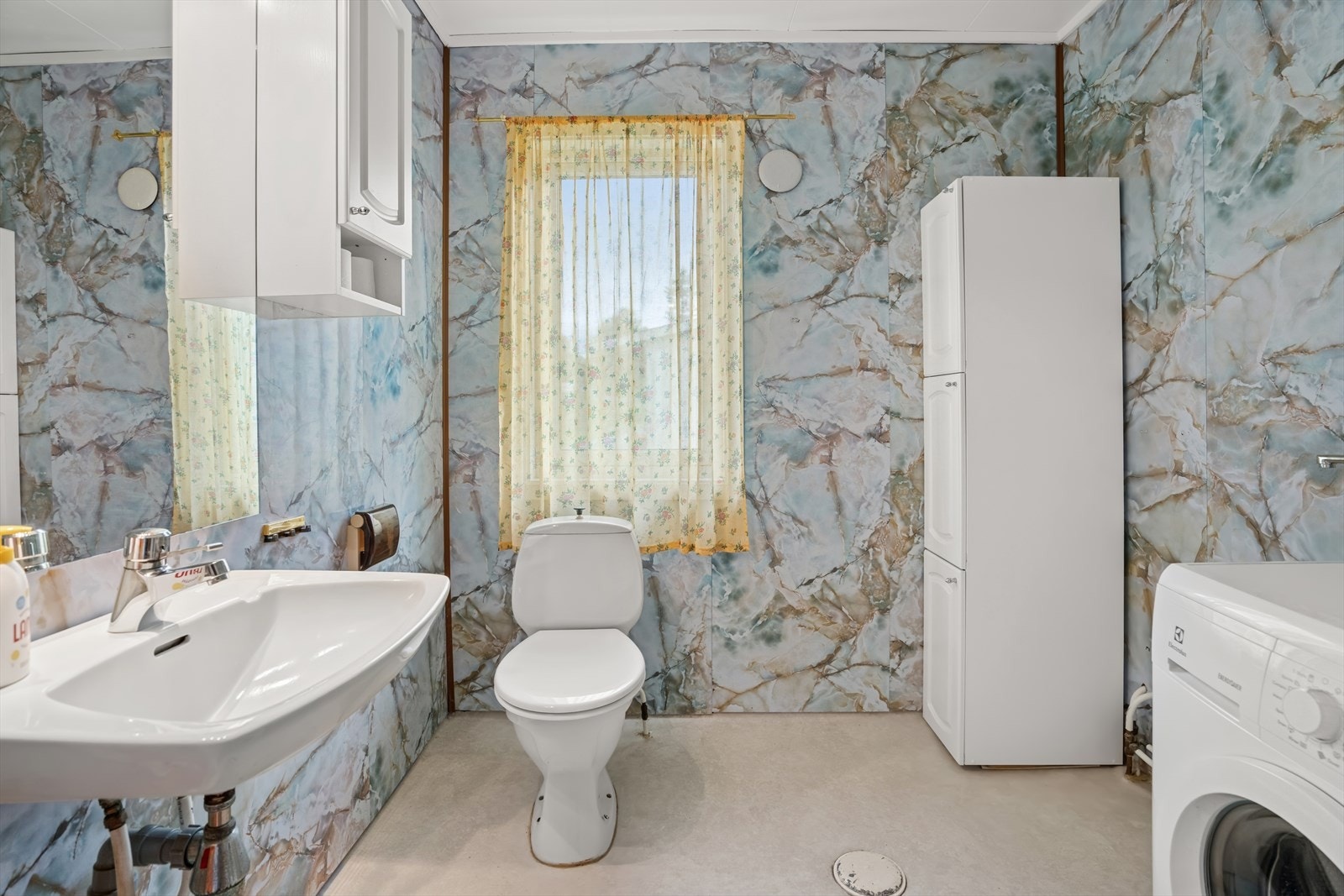 Badet/vaskerommet i 1. etasje er oppført før 1997 uten dokumentert utførelse. Rommet har eldre løsninger, og gulvbelegget tilfredsstiller ikke dagens krav til våtromssikring. Det er gitt TG3, hovedsakelig på grunn av alder og manglende tetthet i våtsonen. Galleribilde