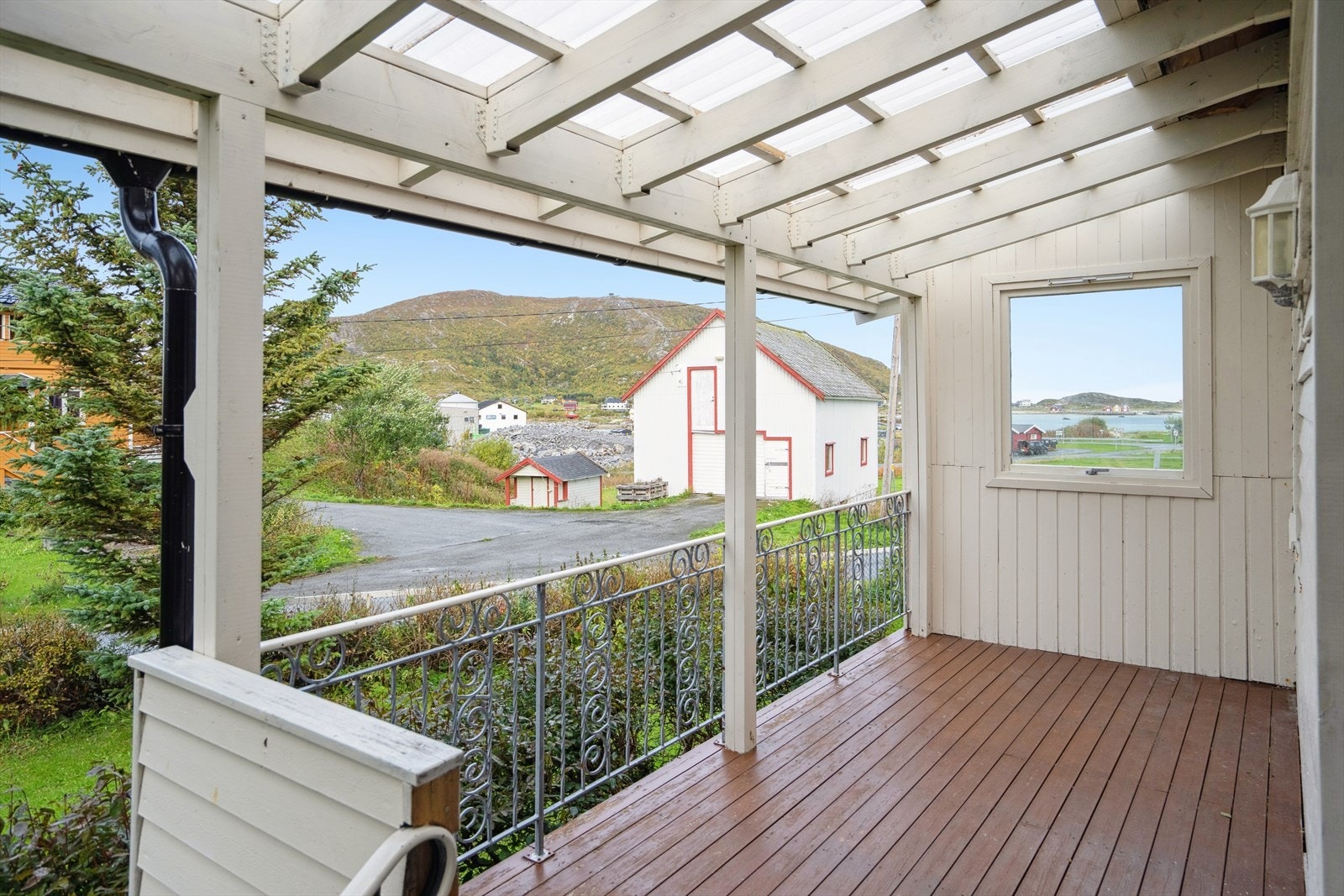 Den overbygde terrassen gir god beskyttelse mot vind og vær. Et smart plassert vindu i leveggen sikrer nydelig utsyn mot sjø, fjell og strand - en perfekt kombinasjon av lys og landskap. Galleribilde