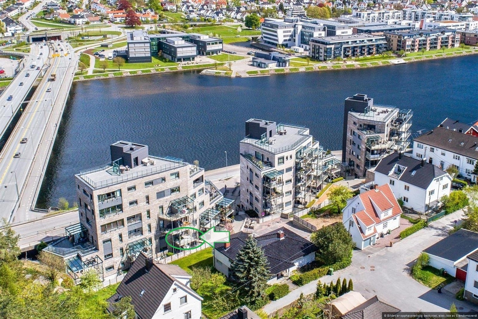 Solrik skjermet beliggenhet med umiddelbar nærhet til Baneheia Galleribilde