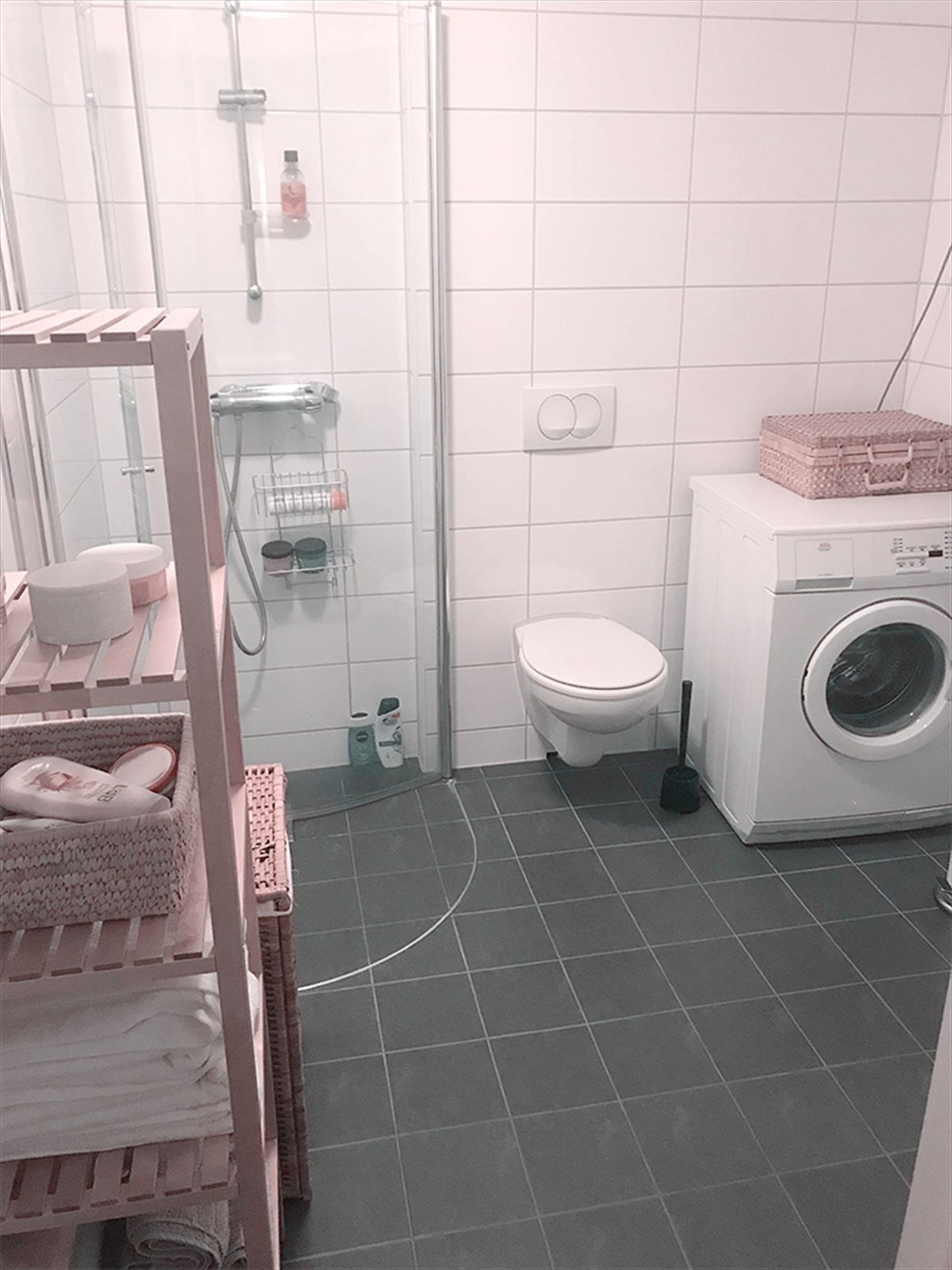 Flislagt bad med opplegg til vaskemaskin som medfølger Galleribilde