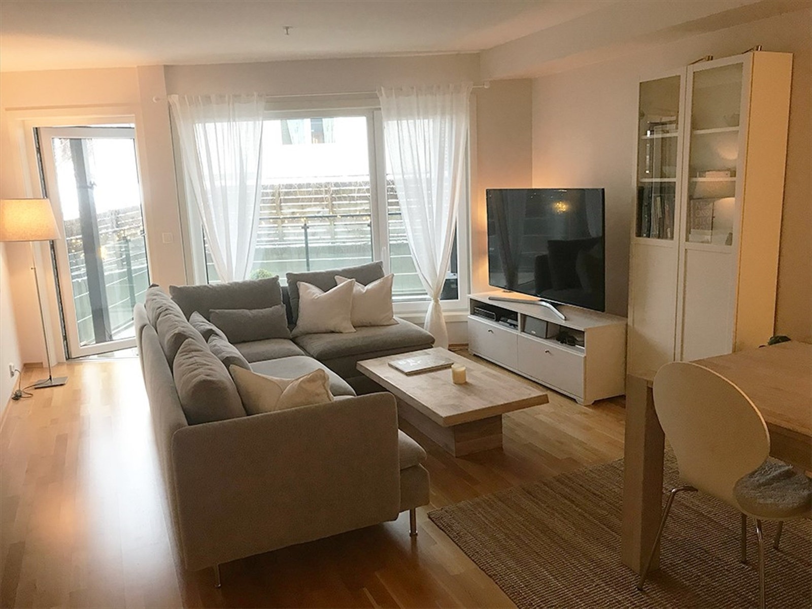 Lys og romslig stue med god plass til sofagruppe og spisebord Galleribilde