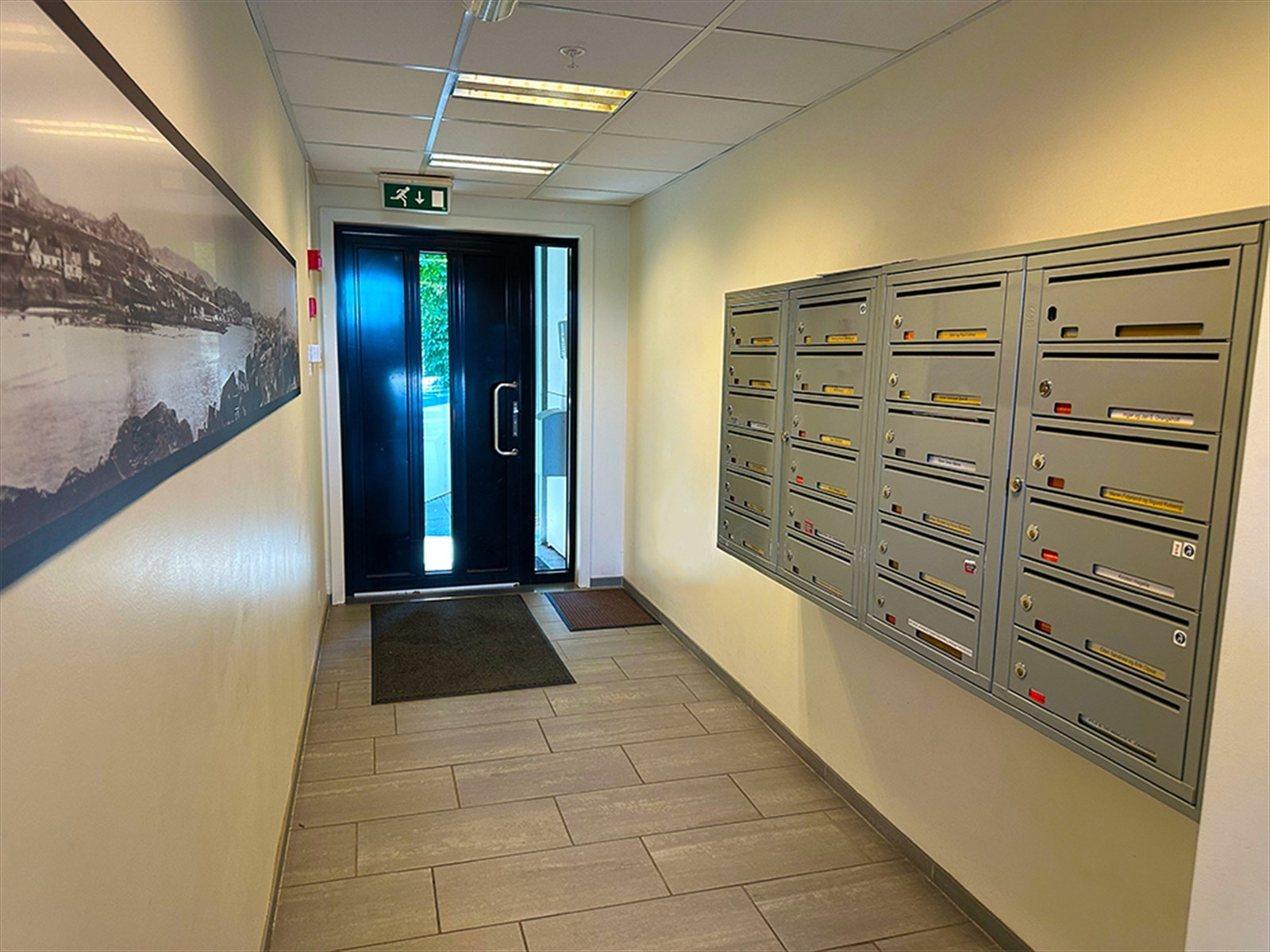 Pent inngangsparti med både trapp og heis til leiligheten Galleribilde