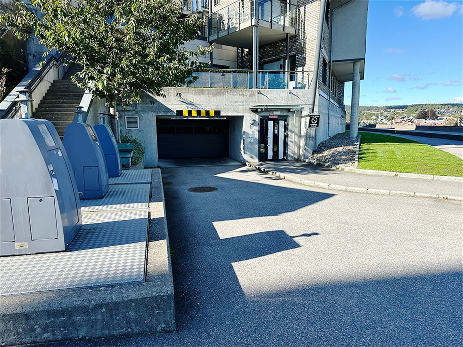 Innkjøring til garasjekjeller Galleribilde