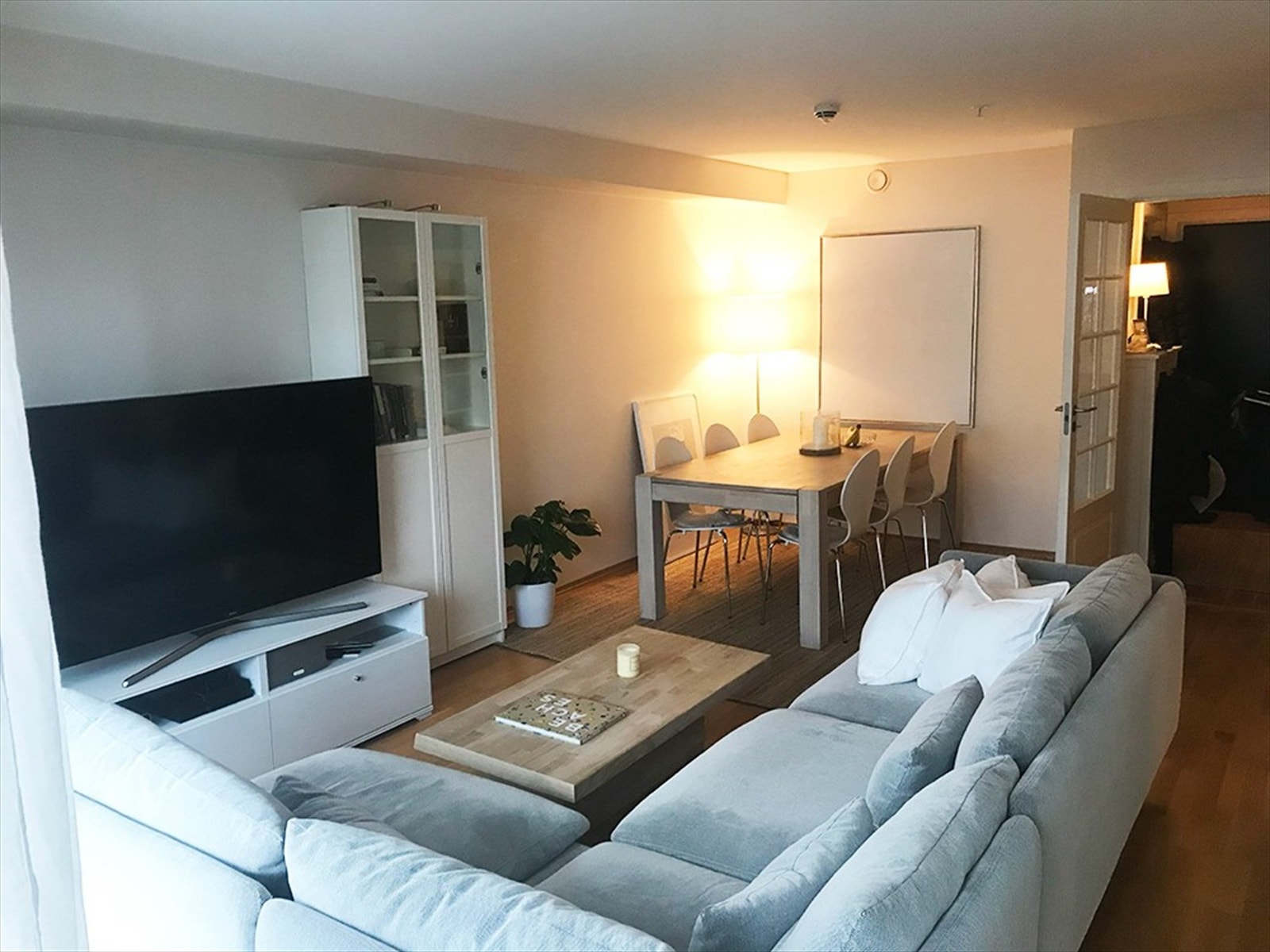 Sofa og spisegruppe - Det er vannbåren gulvvarme i leiligheten! Galleribilde