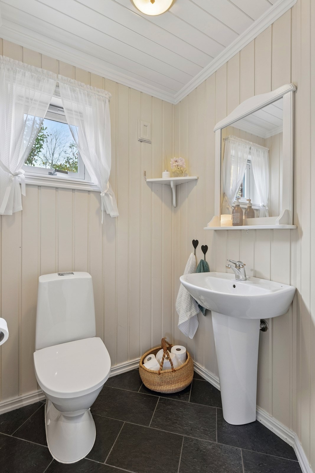 Gjestetoalett praktisk plassert ved inngangen. Galleribilde