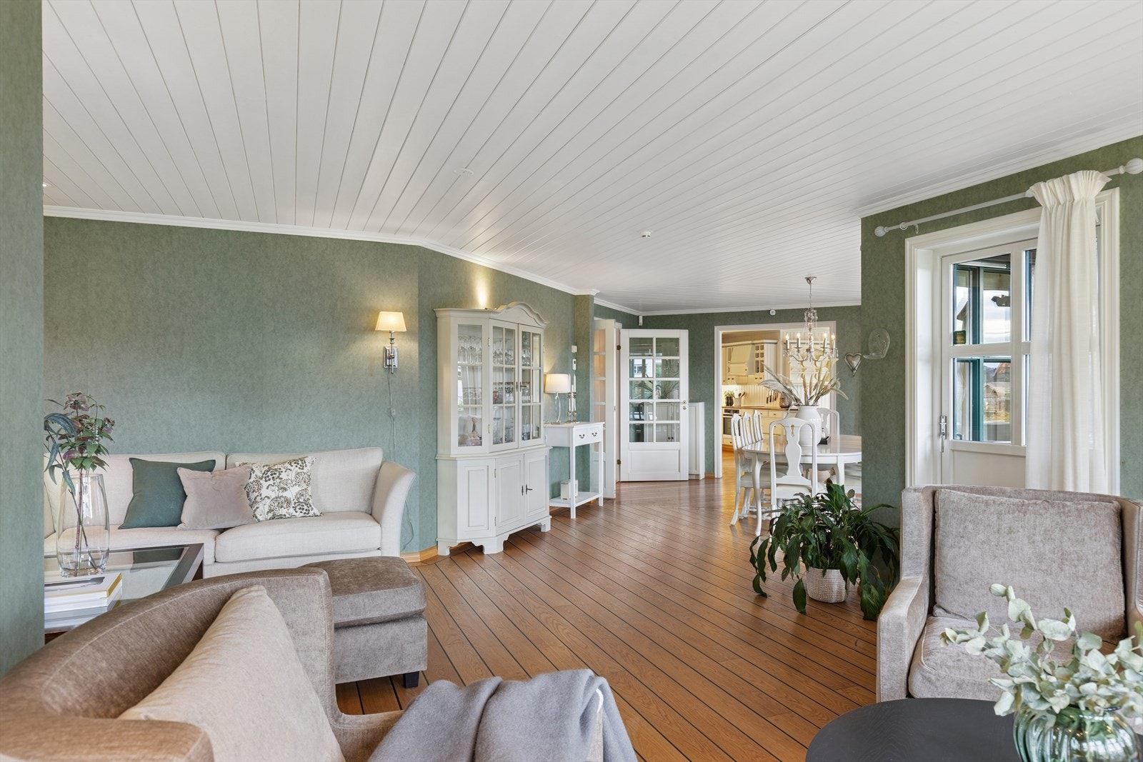 Lys og romslig stue med store vinduer, god takhøyde og flott utsikt Galleribilde