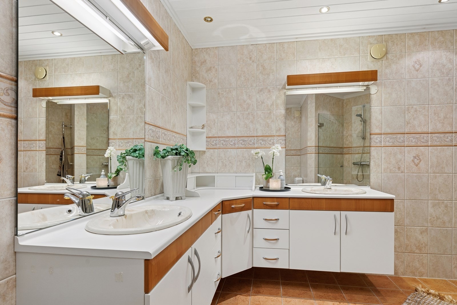 Bad med doble servanter, dusj og toalett - behagelig komfort med vannbåren gulvvarme. Galleribilde