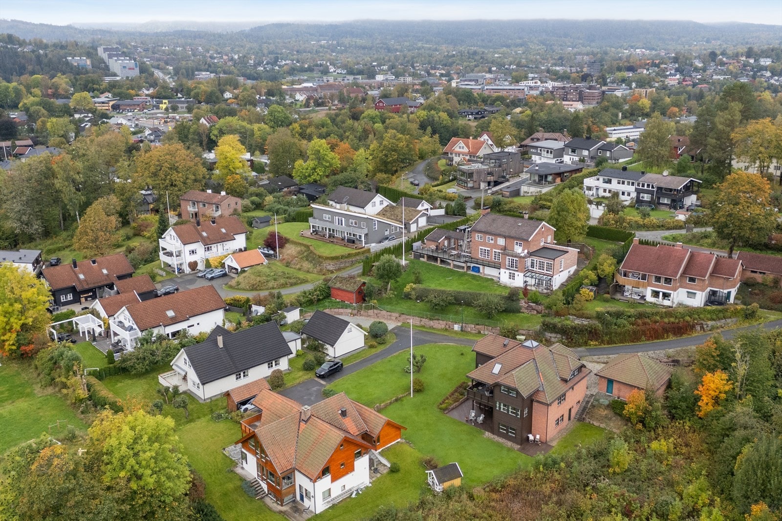 Bleikerhaugen er et barnevennlig og ettertraktet boområde med kort vei til barnehager, skoler, kollektivtransport, idrettsanlegg, marka og Asker sentrum - et trygt og familievennlig sted å bo med nærhet til alt du trenger. Galleribilde