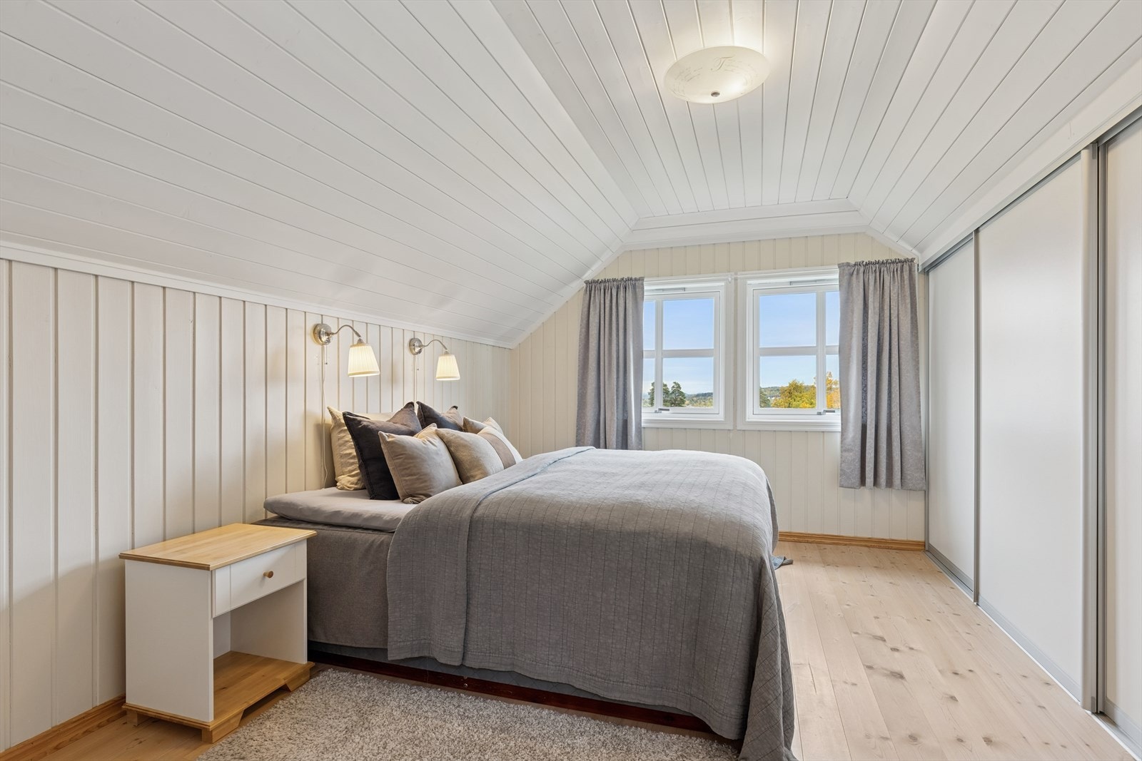 Romslig hovedsoverom med god plass til dobbeltseng og skyvedørsgarderobe Galleribilde