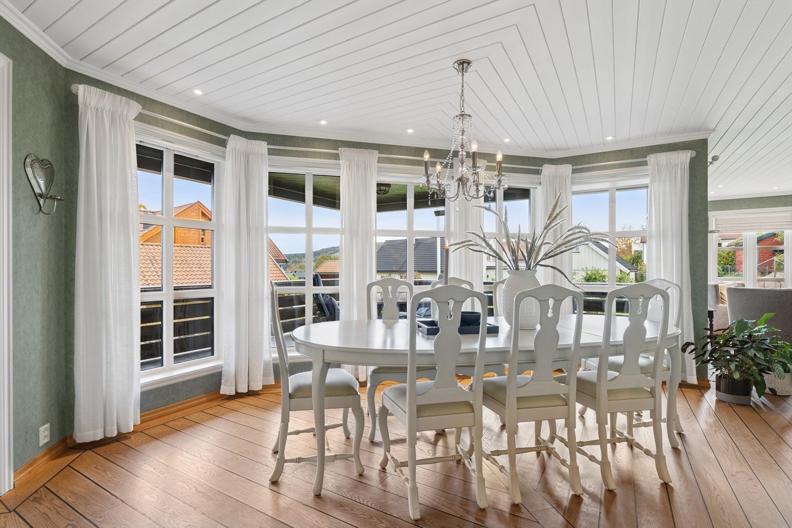 Lys og innbydende spisestue med plass til langbord- et perfekt sted å samle familie og venner Galleribilde